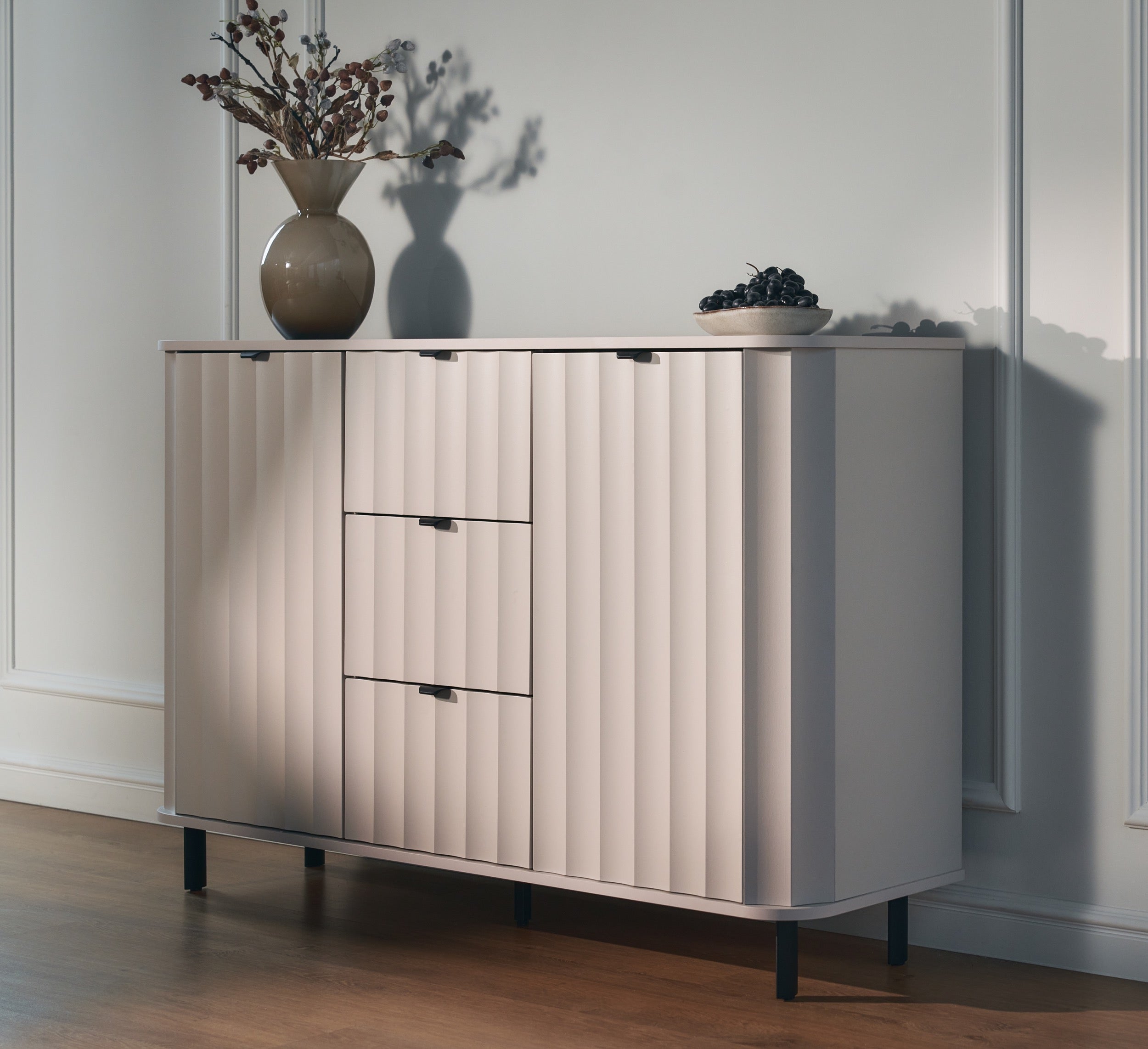 Komoda dwudrzwiowa Novado z trzema szufladami 137 cm kaszmir