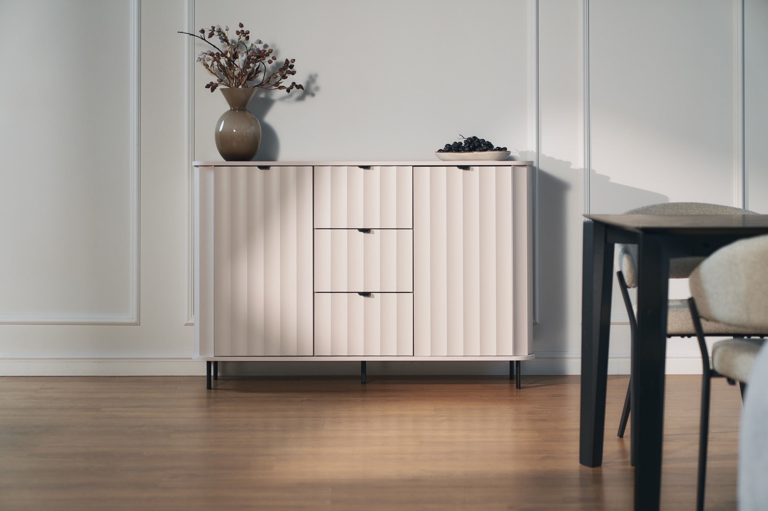 Komoda dwudrzwiowa Novado z trzema szufladami 137 cm kaszmir