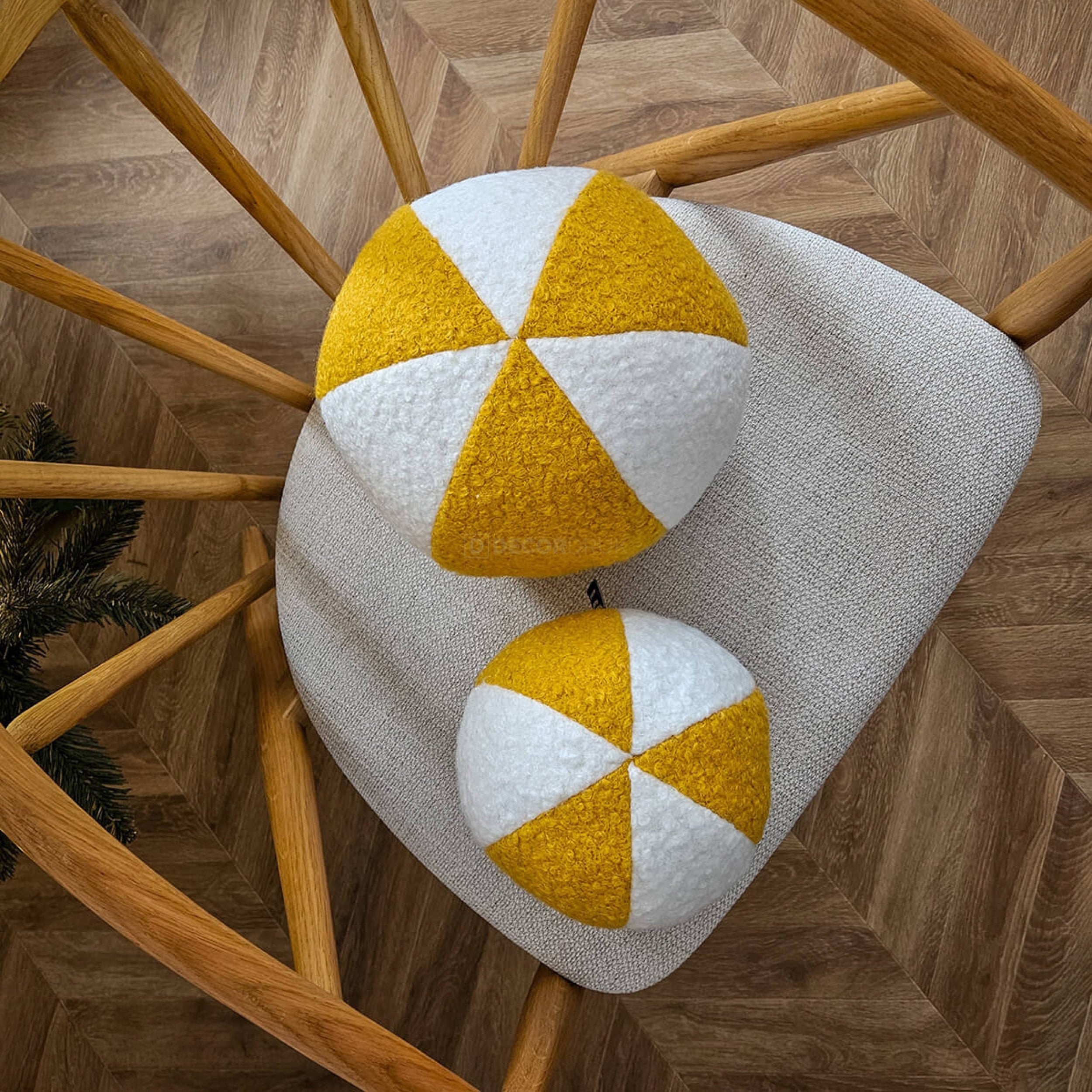 Poduszka dekoracyjna Soft Loop 20 cm kula biało-musztardowa