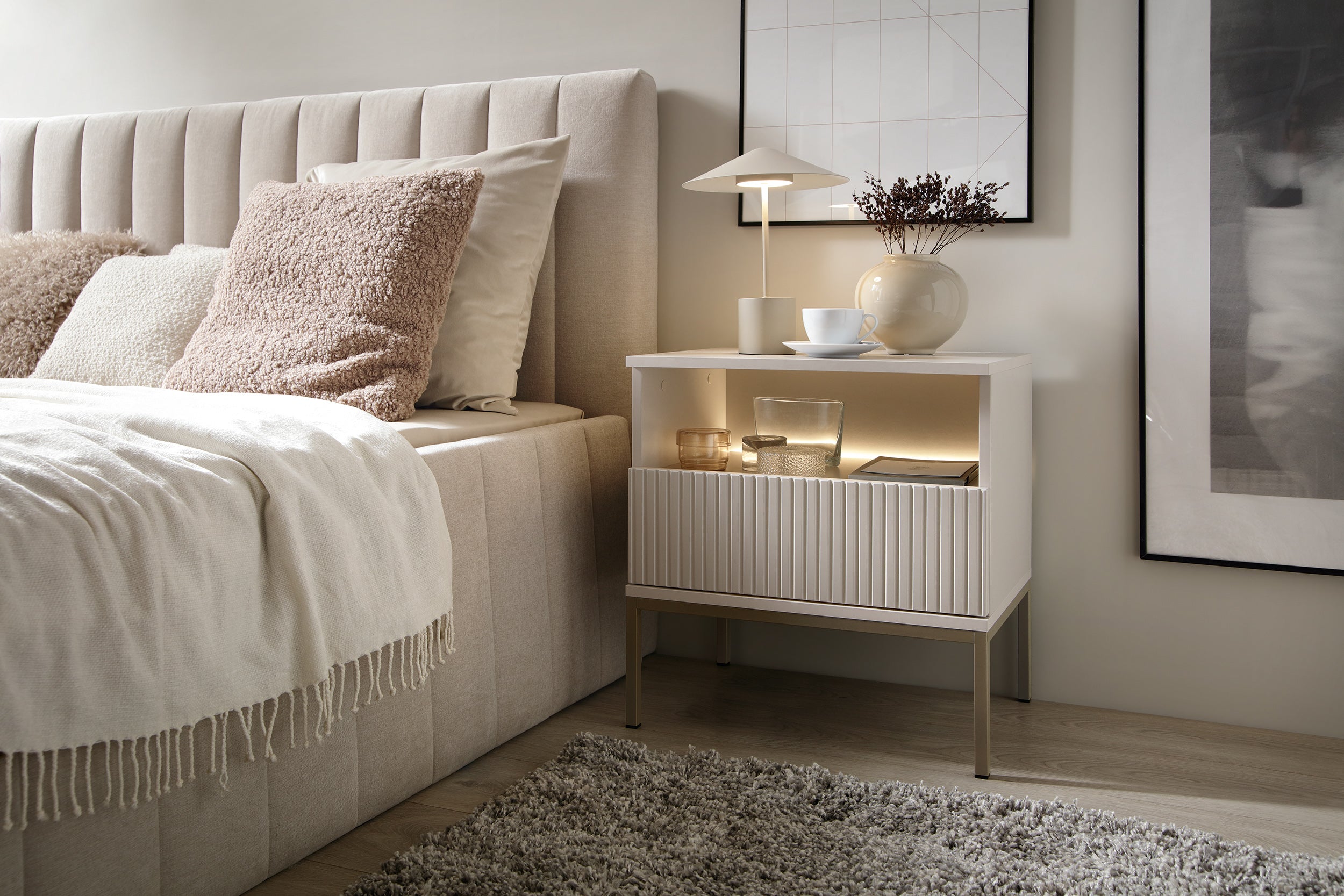 Szafka nocna Tosena z szufladą i oświetleniem LED 54 cm Kaszmir