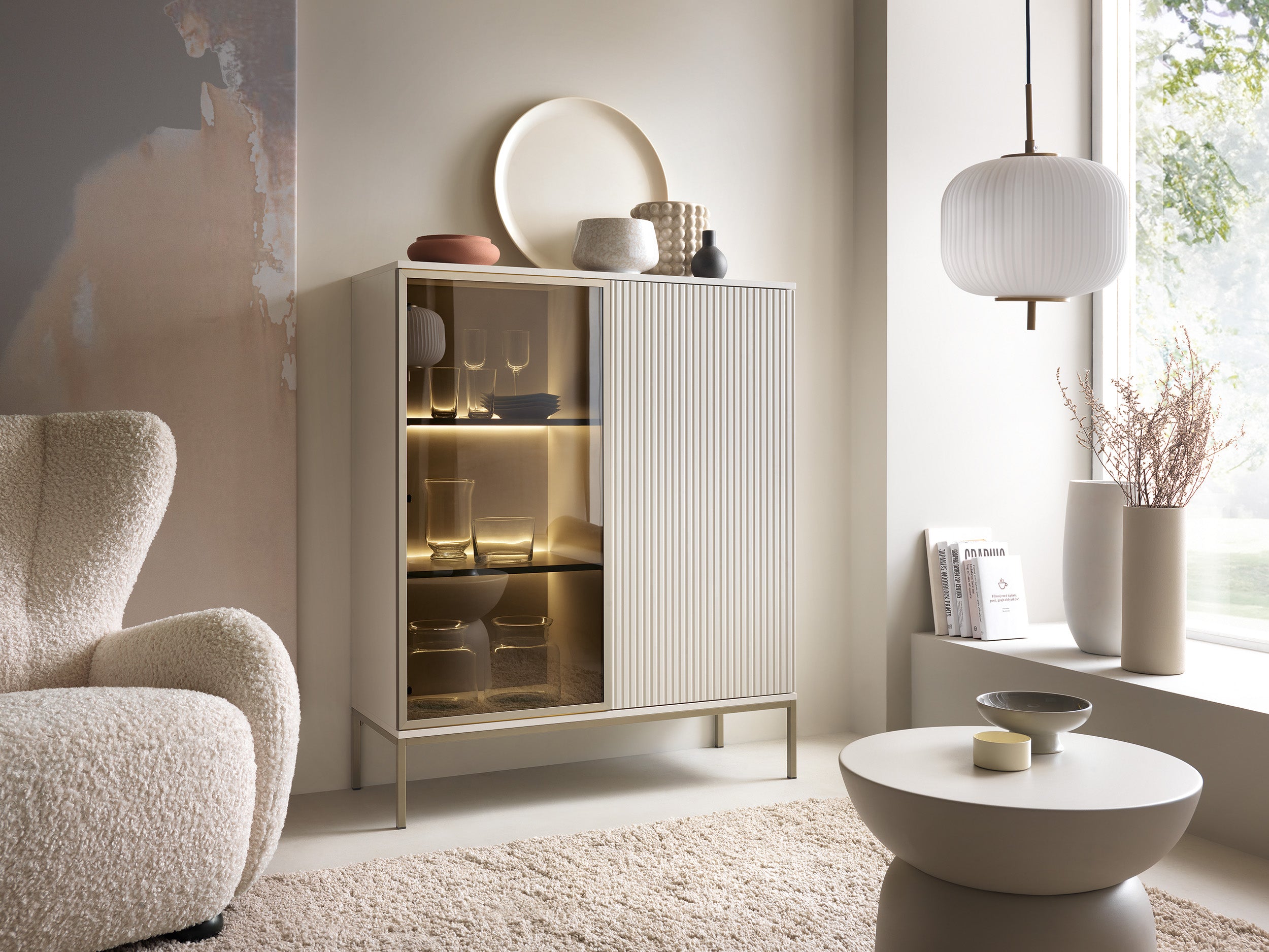 Witryna Tosena dwudrzwiowa z oświetleniem LED 104 cm Kaszmir