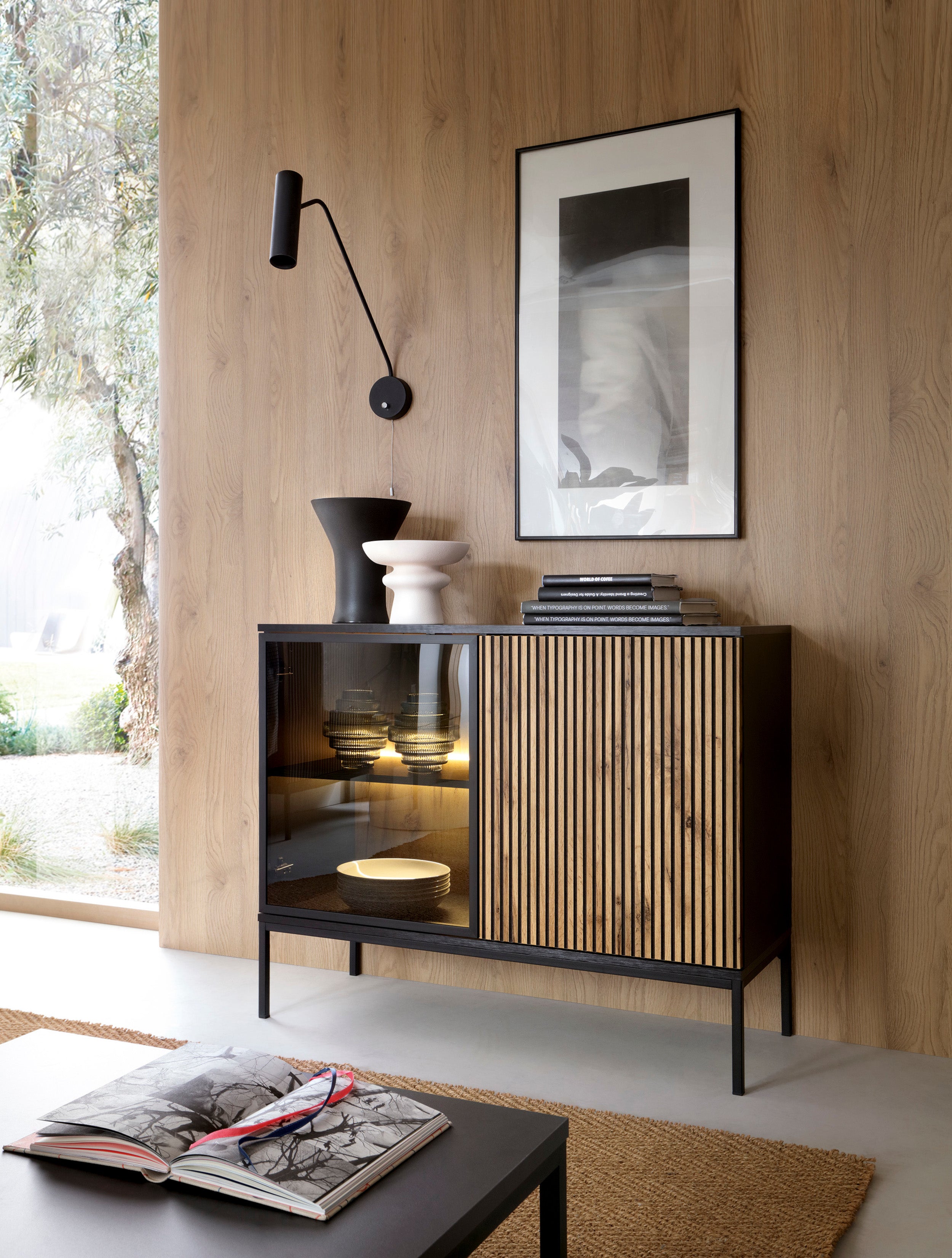 Komoda Tosena dwudrzwiowa z oświetleniem LED 104 cm Czarny/Dąb wotan
