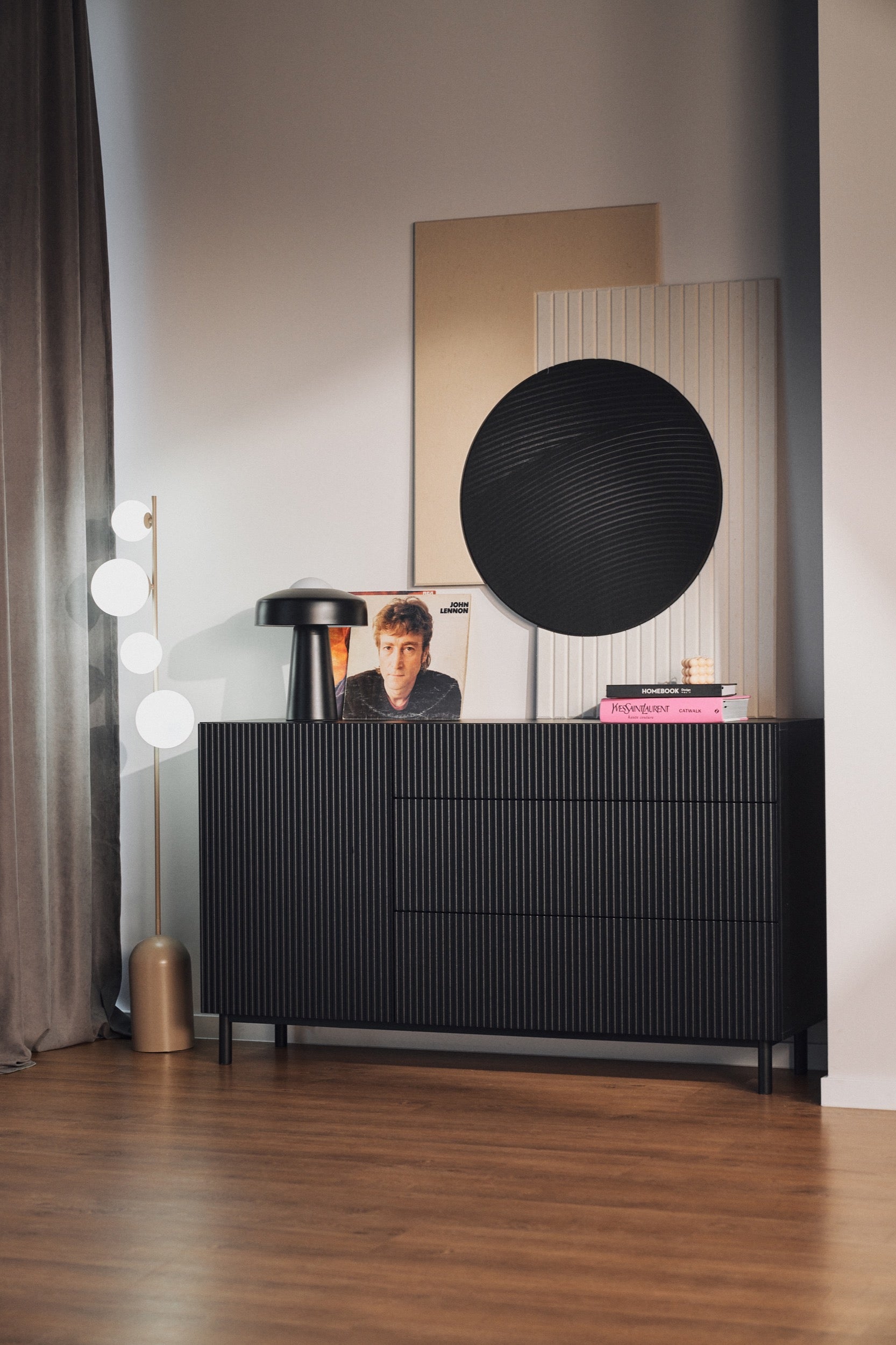 Komoda jednodrzwiowa Veldio New z frezowanym frontem i trzema szufladami 140 cm czarna