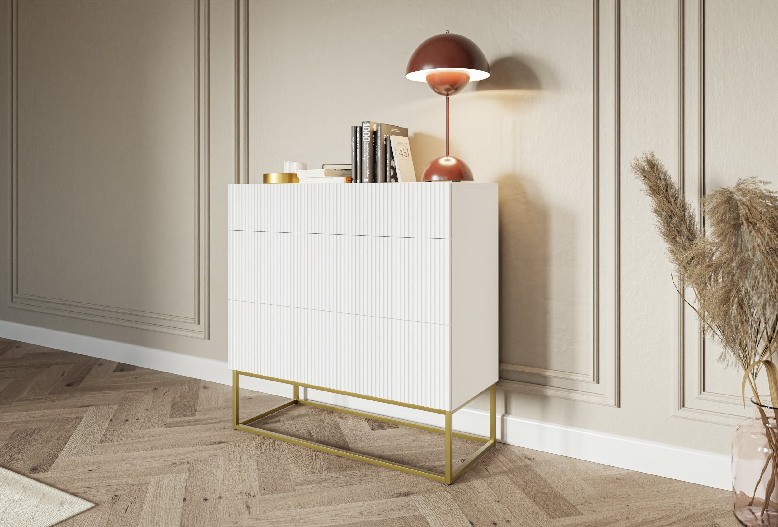 Komoda Veldio z frezowanym frontem i trzema szufladami 90 cm Biała ze złotymi nogami