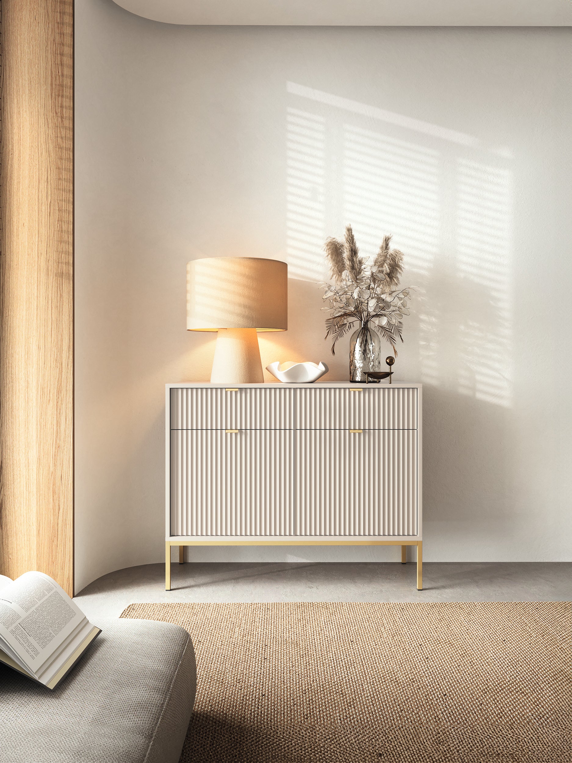 Komoda dwudrzwiowa Vellore 104 cm kaszmir z ryflowanymi frontami i złotym stelażem