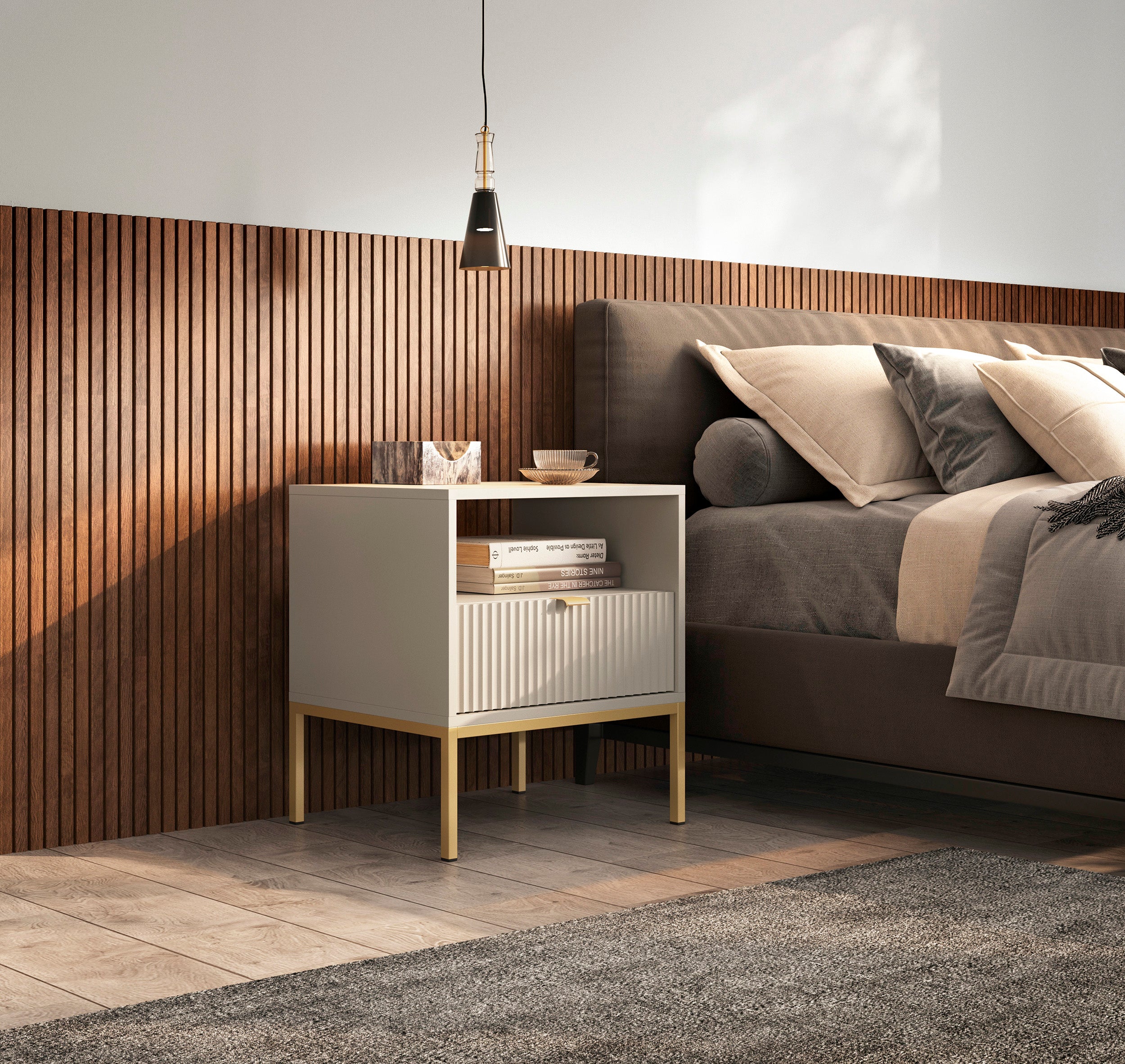 Szafka nocna Vellore 54 cm kaszmir z ryflowanym frontem i złotym stelażem