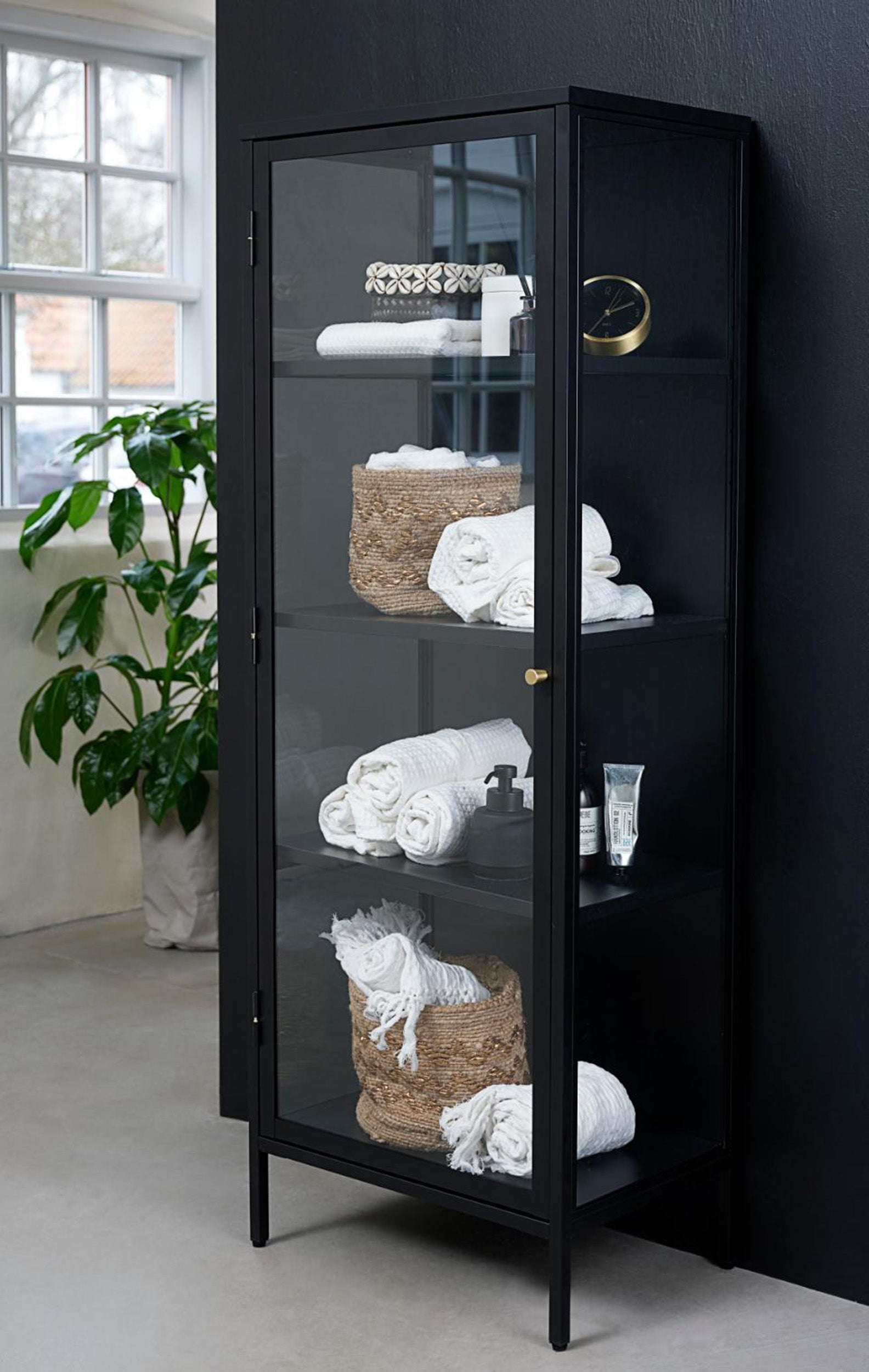 Wysoka witryna metalowa Zeins pojedyncza 160 cm czarna