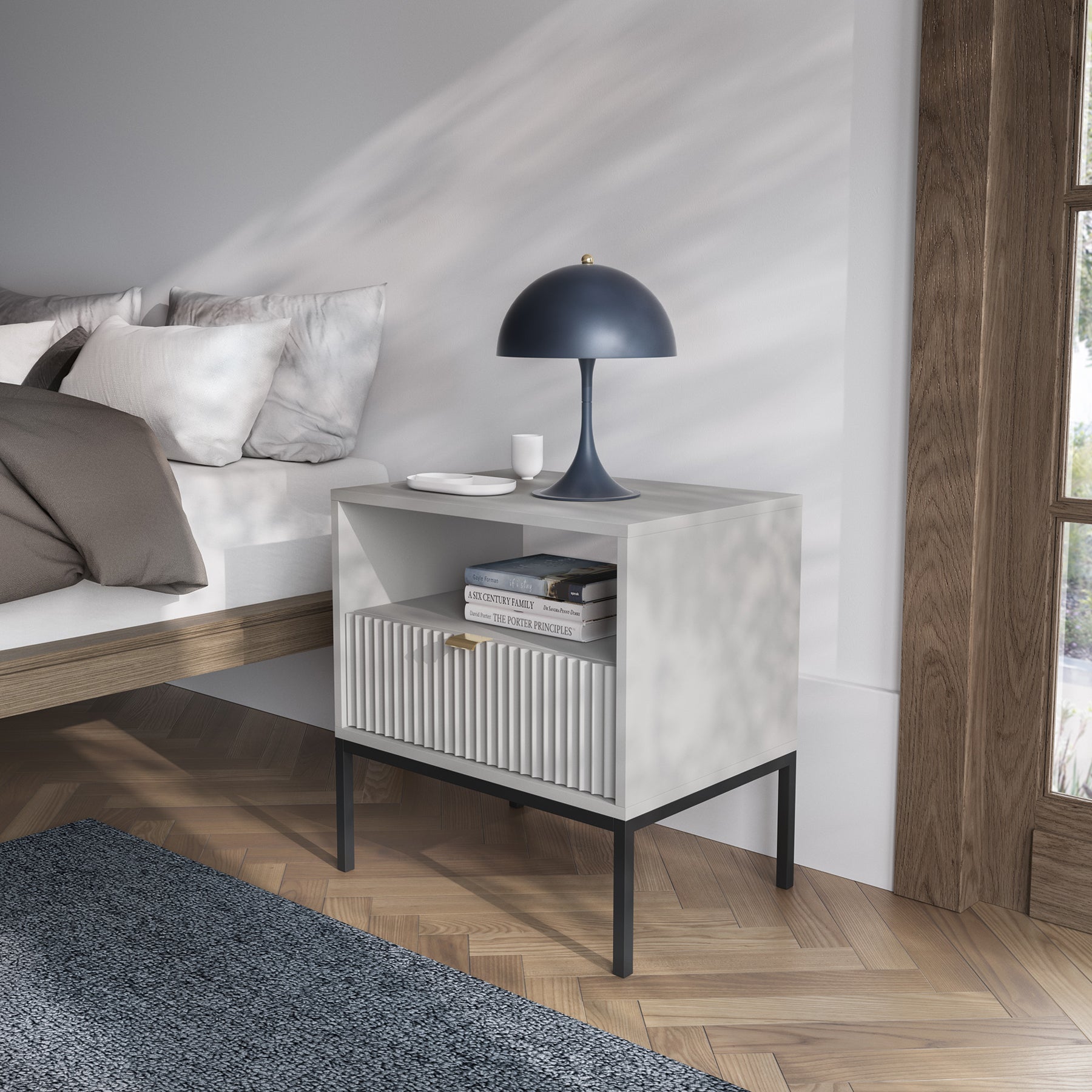 Szafka nocna Vellore 54 cm szara z ryflowanym frontem i złotym uchwytem