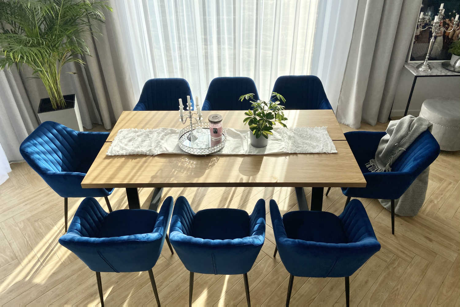 Krzesło tapicerowane Elidi granatowe na metalowej podstawie