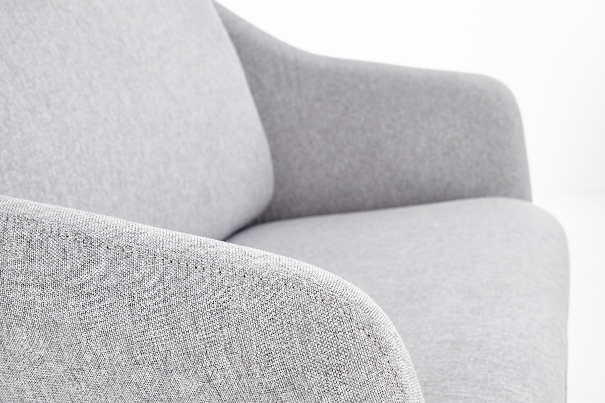 Sofa dwuosobowa Gasoina szara na czarnej podstawie