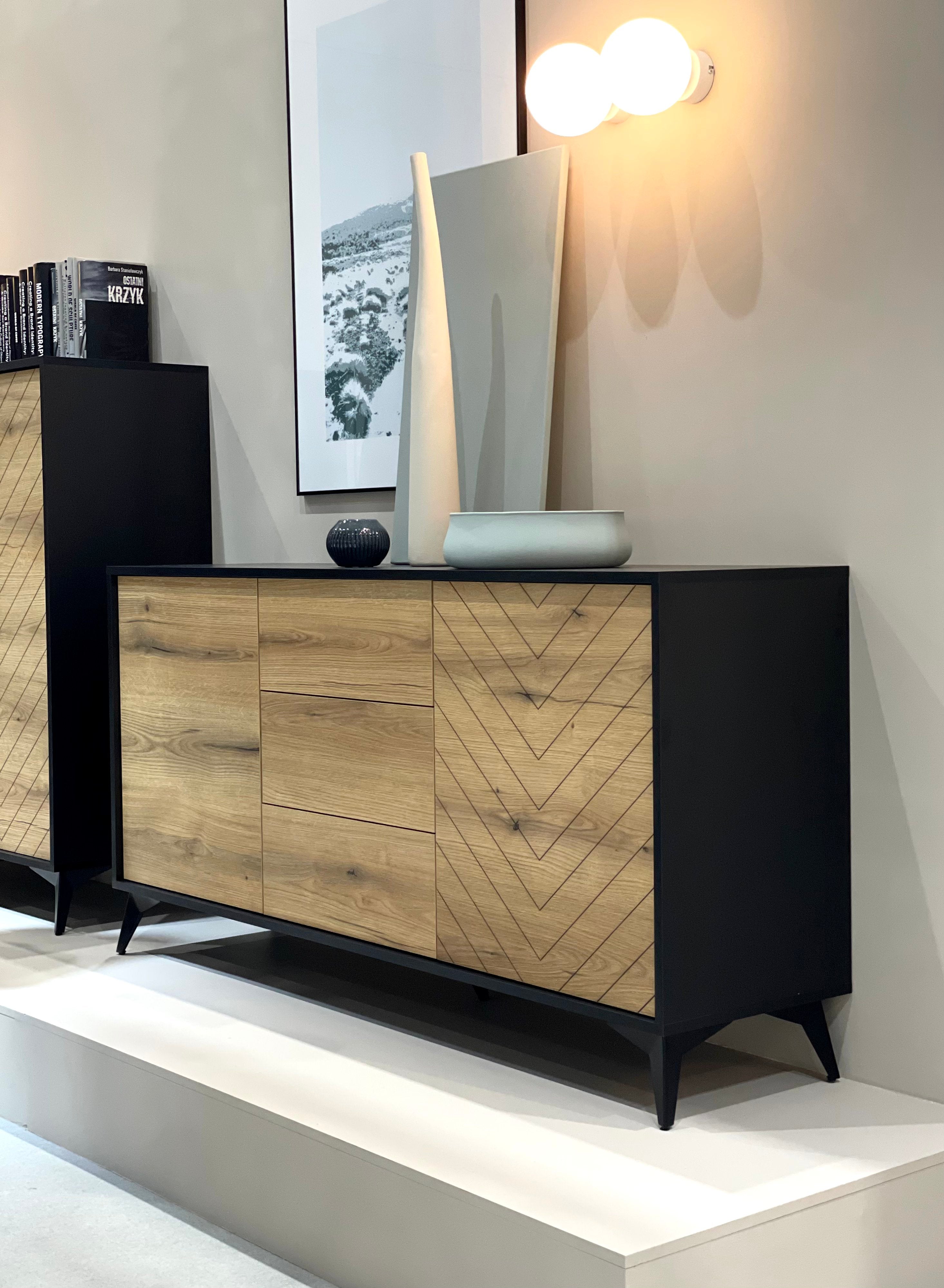 Komoda trzydrzwiowa Boulia 154 cm czarna/dąb Evoke jodełka