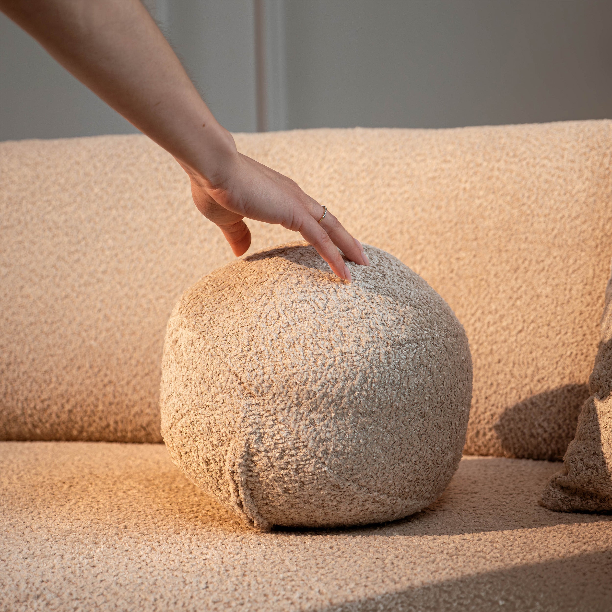 Sofa trzyosobowa Balme jasnobeżowa boucle
