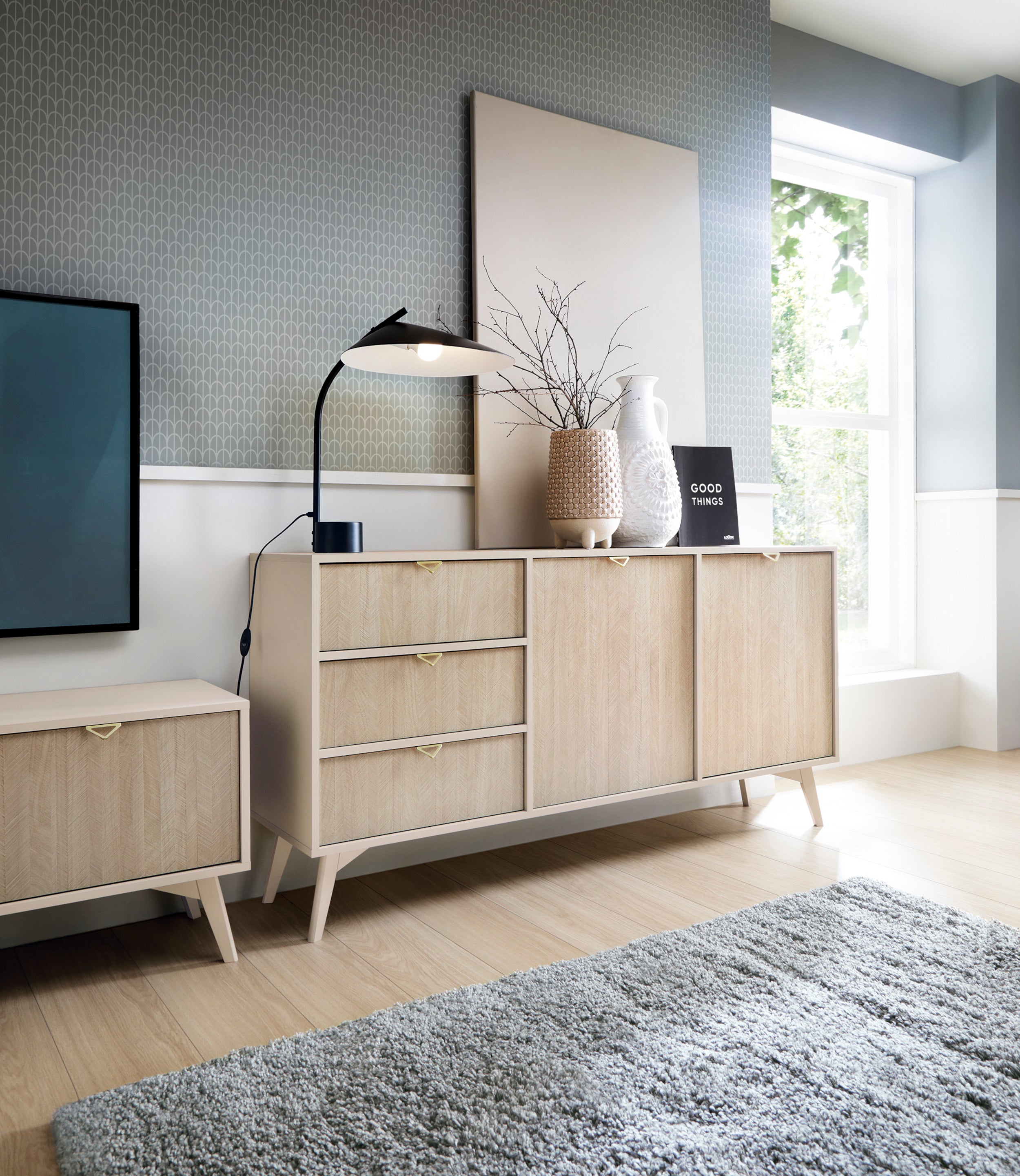 Komoda Favoria dwudrzwiowa z szufladami 158 cm beżowa/jodełka scandi ze złotymi uchwytami
