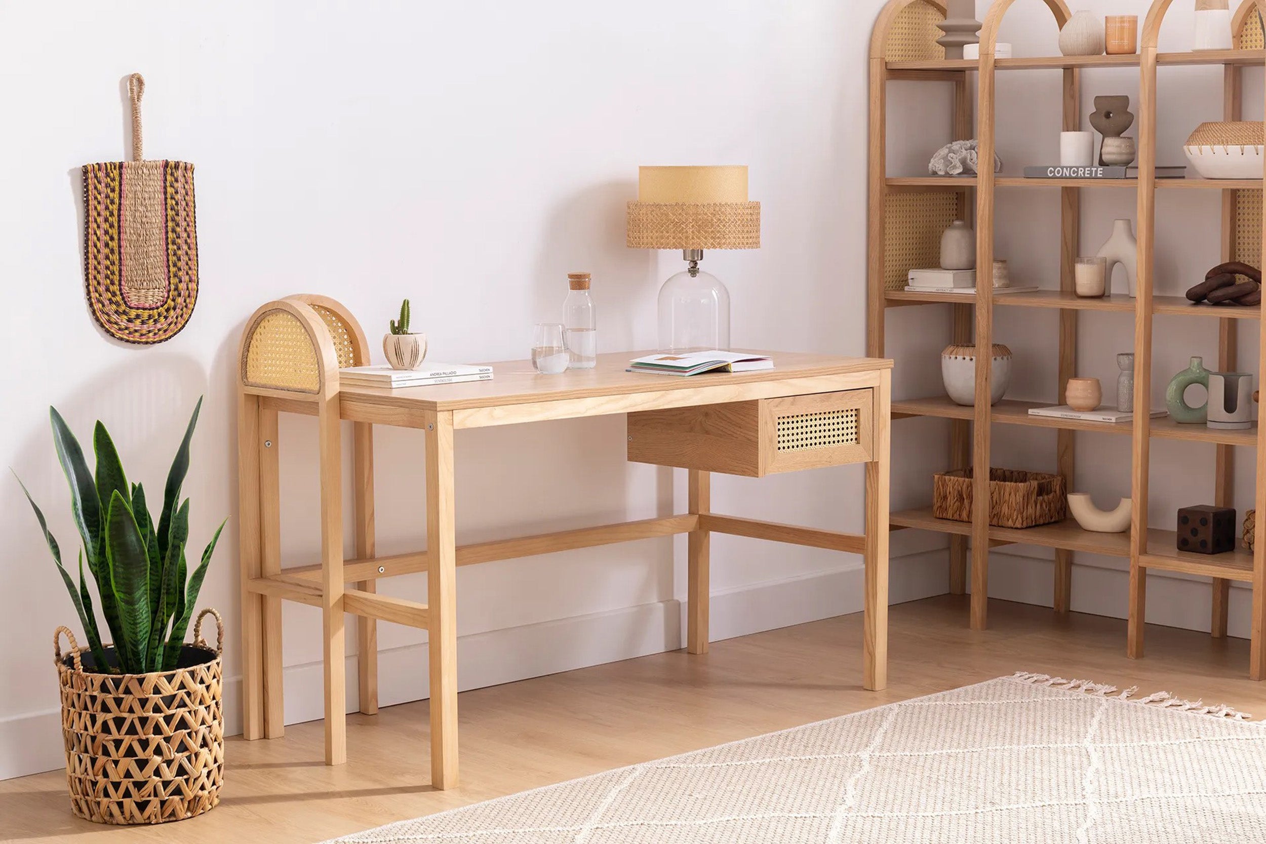 Biurko Crattale 130x60 cm z rattanowymi akcentami