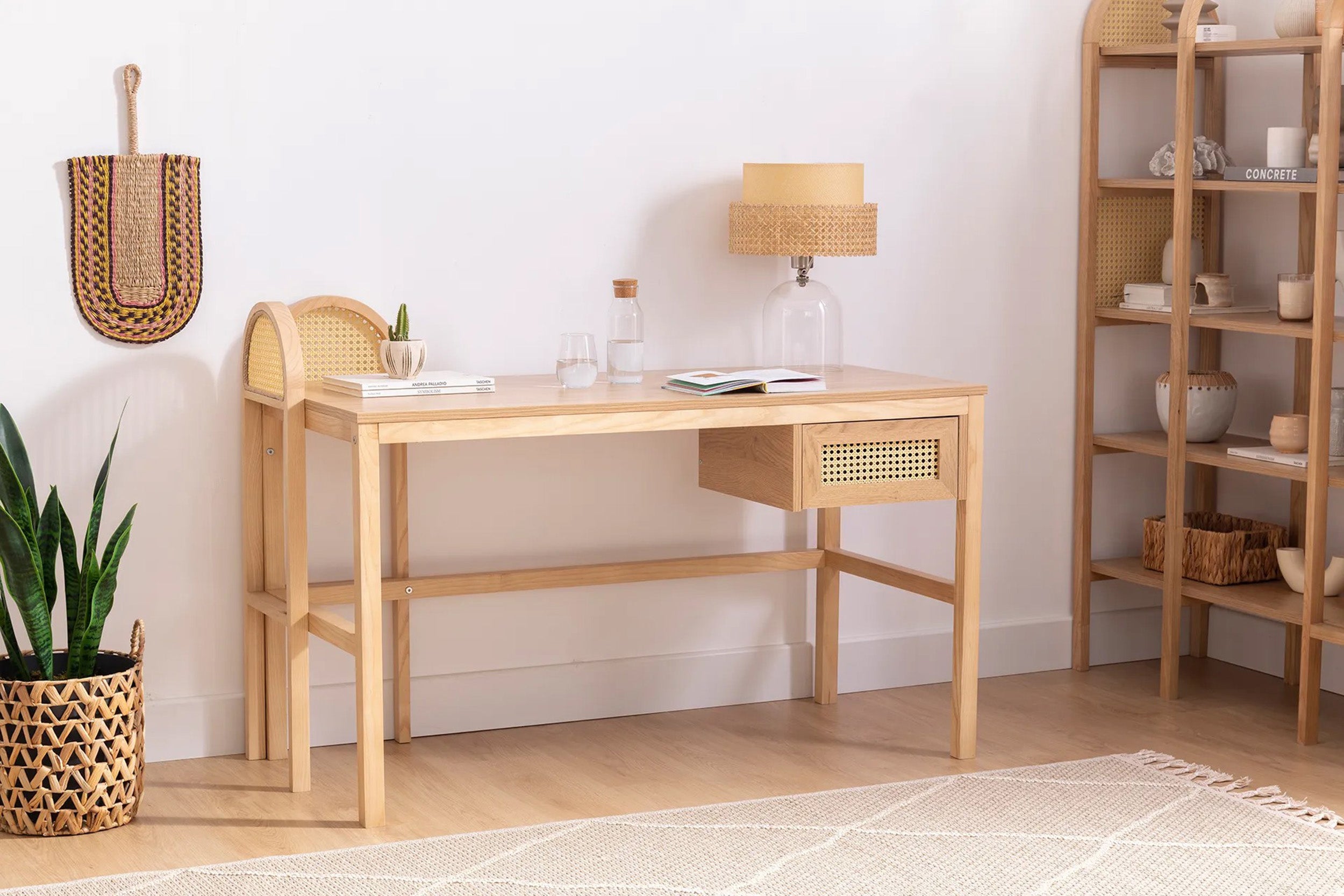 Biurko Crattale 130x60 cm z rattanowymi akcentami
