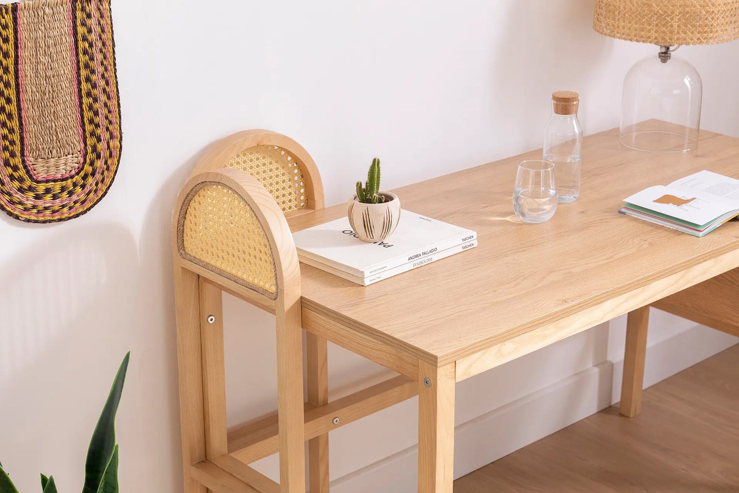 Biurko Crattale 130x60 cm z rattanowymi akcentami
