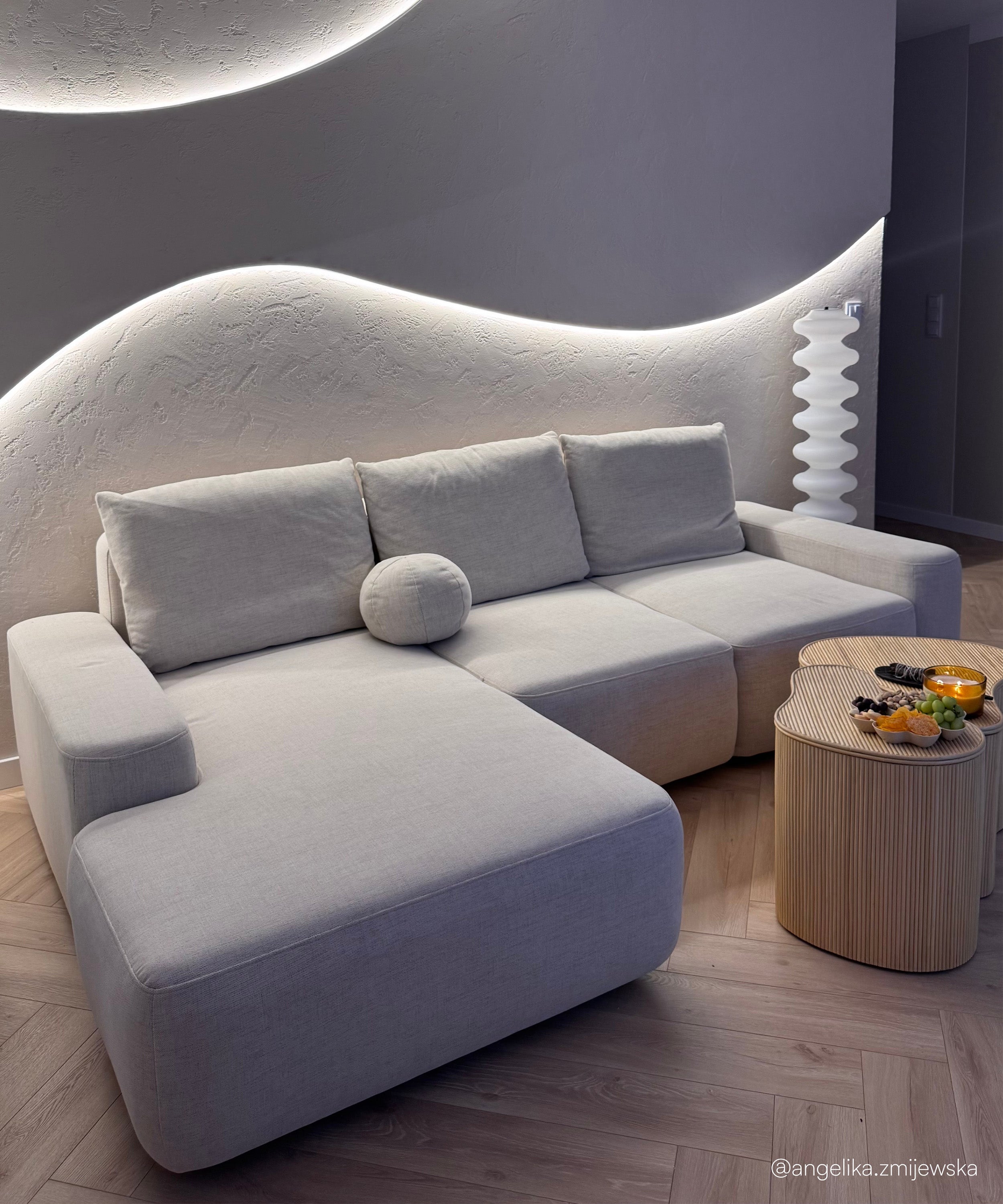 Narożnik z funkcją spania Carnos L-kształtny z piłką, pojedyncze poduszki kremowy szenil hydrofobowy lewostronny