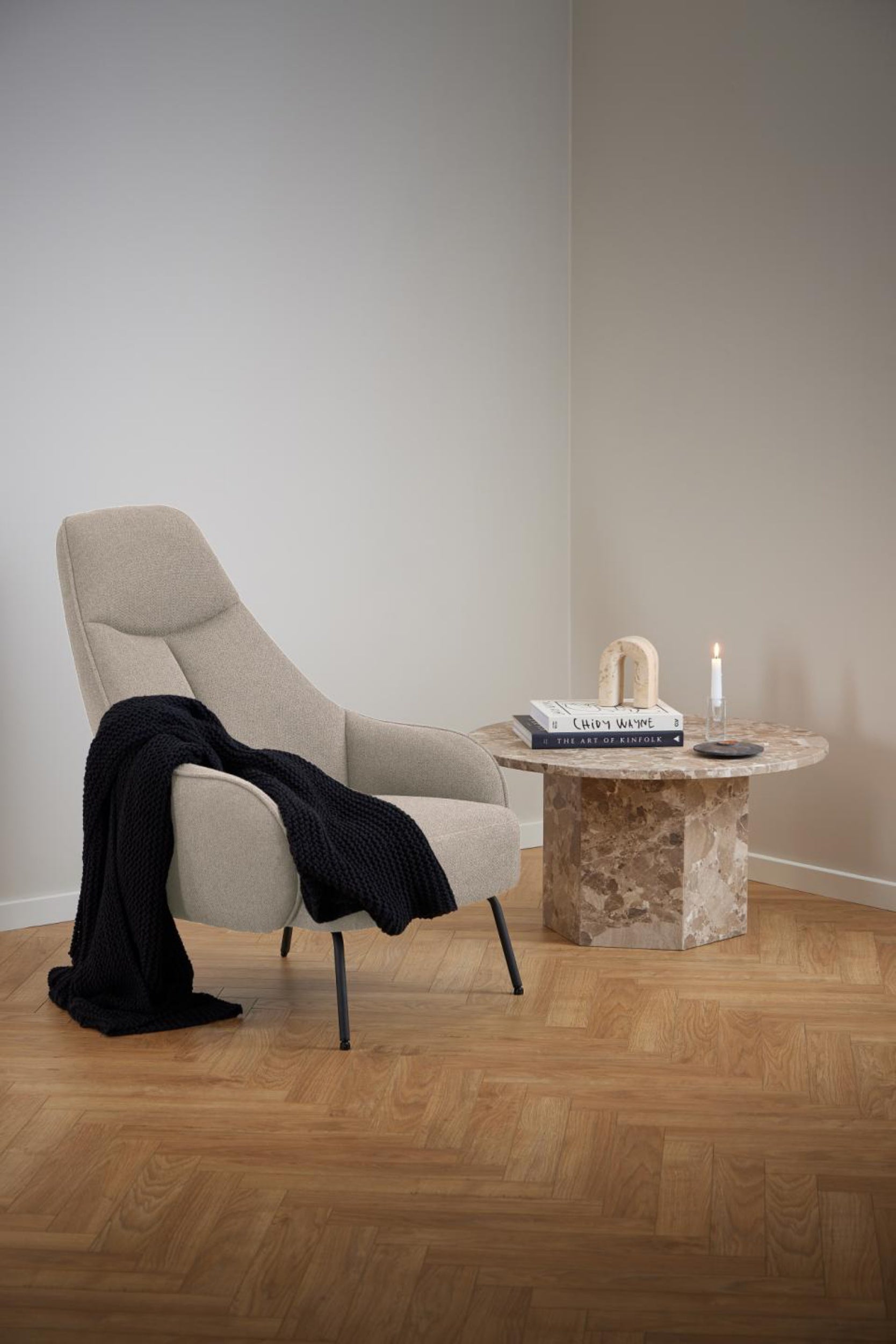 Beżowy fotel Barrifia - idealny do relaksu w salonie.