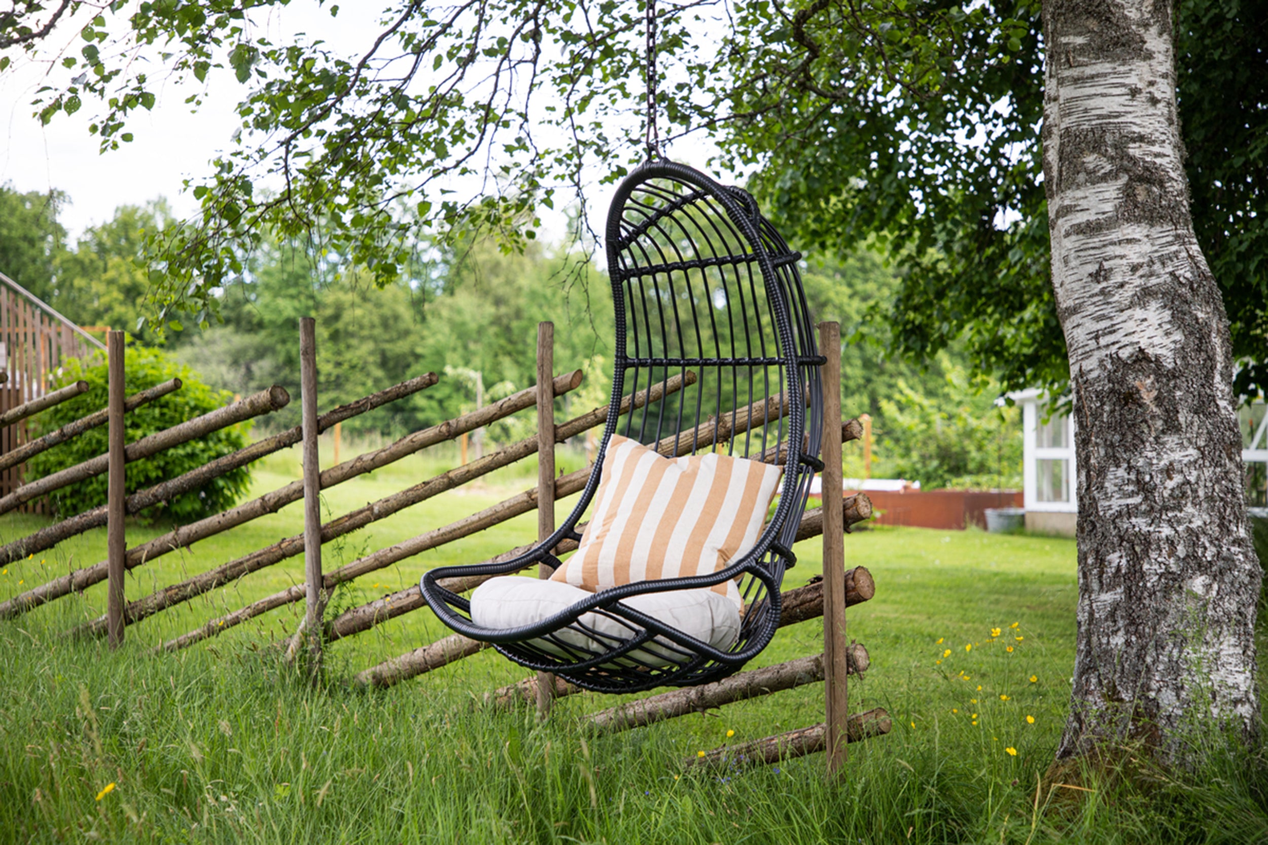 Fotel wiszący Comfordle wiklinowy czarny