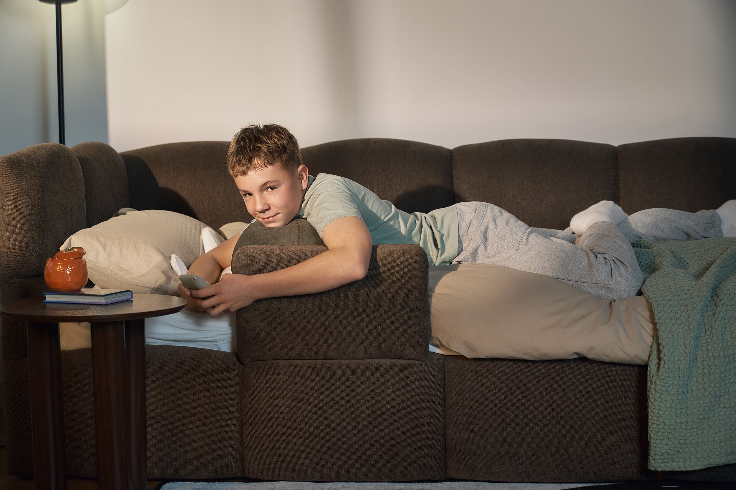 Łóżko młodzieżowe 90x200 cm Cloudy lewostronne z materacem pojemnikiem i barierkami brązowe szenil