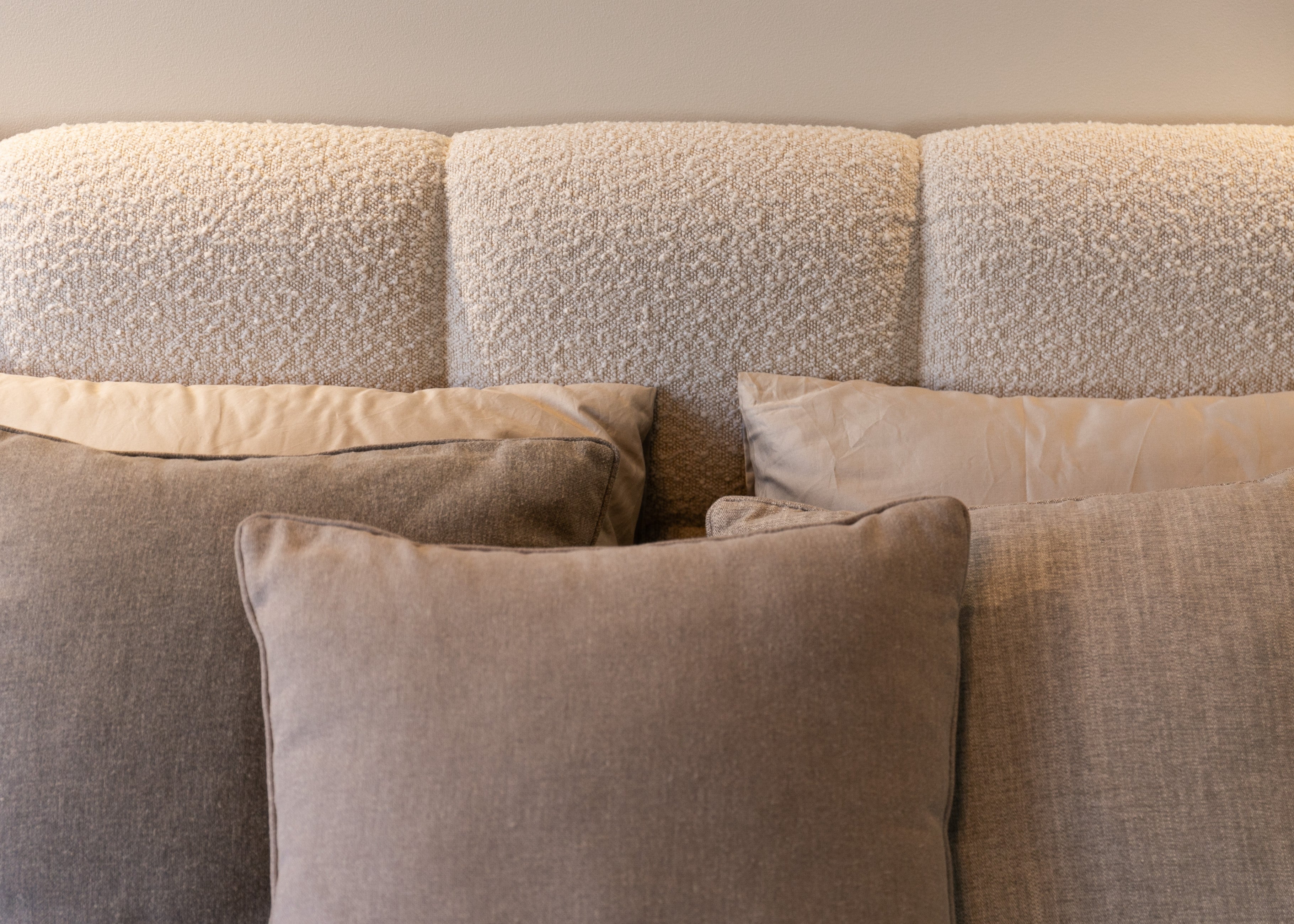 Łóżko tapicerowane 180x200 cm Cloudy z pojemnikiem jasnobeżowe boucle