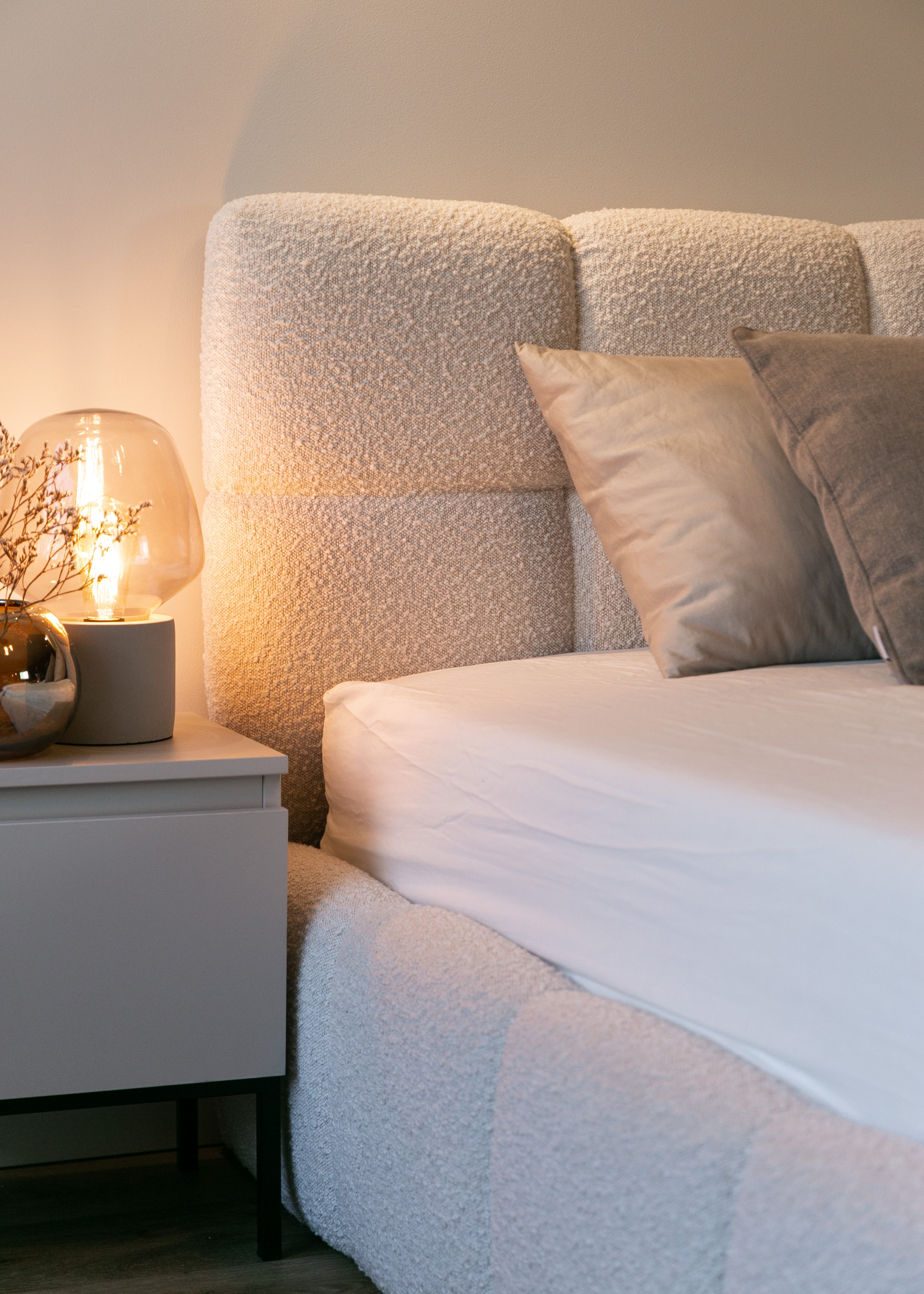 Łóżko tapicerowane 180x200 cm Cloudy z pojemnikiem jasnobeżowe boucle