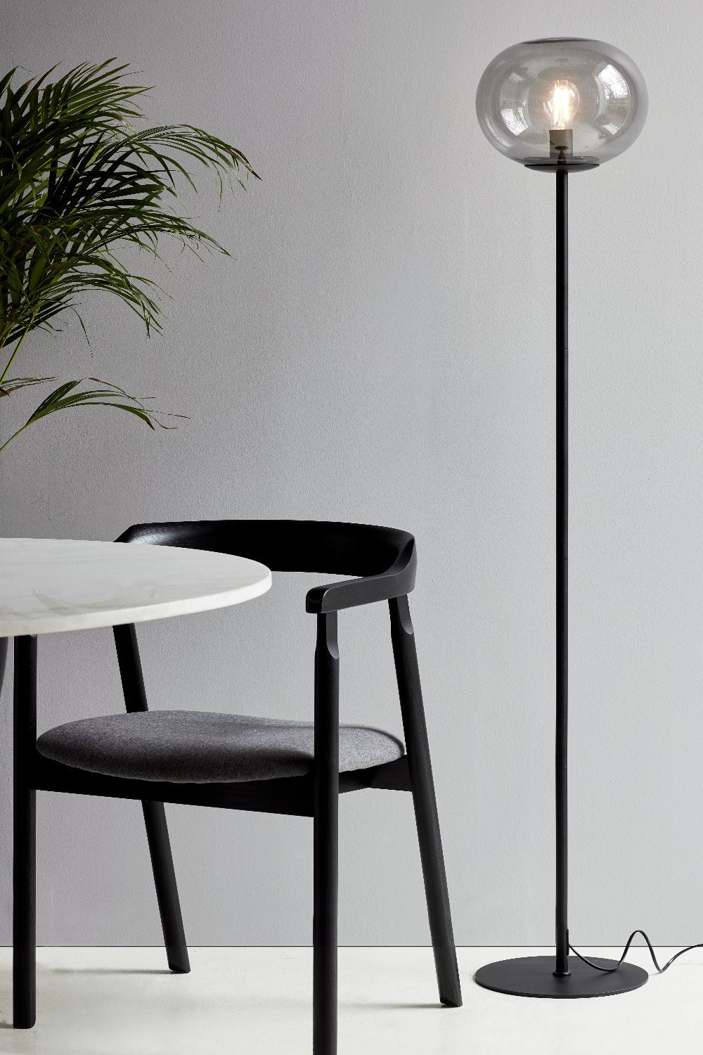 Lampa podłogowa Alton 150 cm na czarnej podstawie
