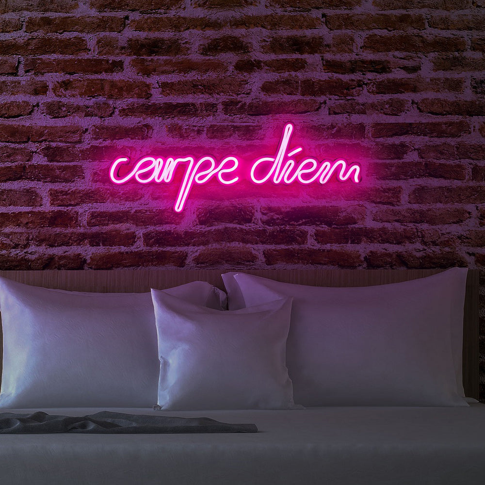Neon na ścianę Letely z napisem Carpe Diem różowy
