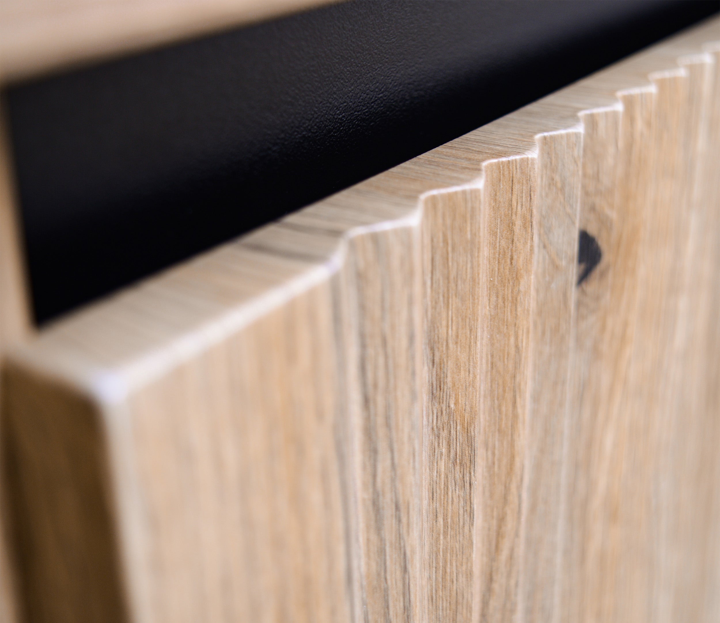 Komoda dwudrzwiowa Osaka z dwiema szufladami i ryflowanymi frontami 100 cm dąb evoke na czarnych nogach