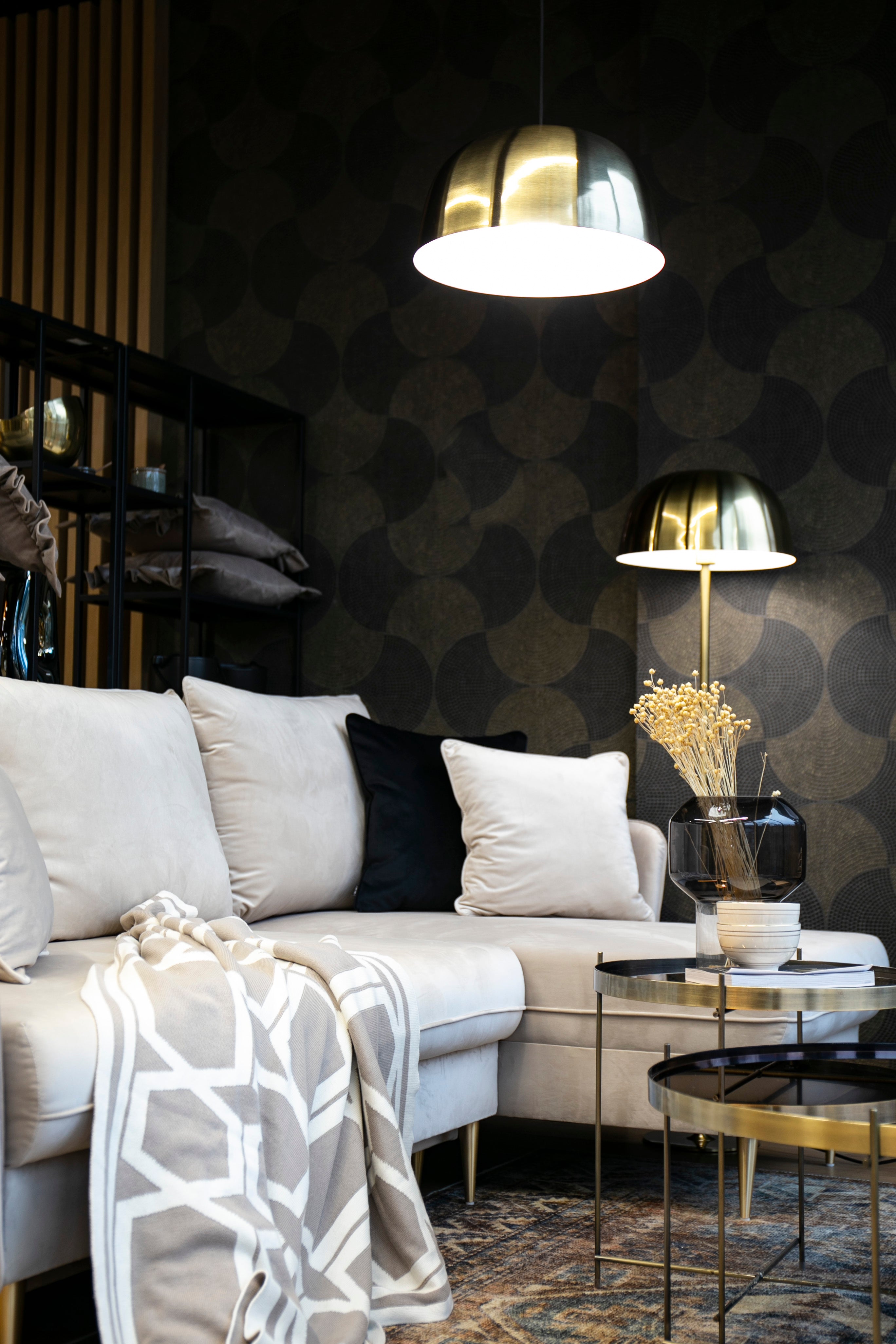 Narożnik z funkcją spania Volio beżowy velvet hydrofobowy nogi złote