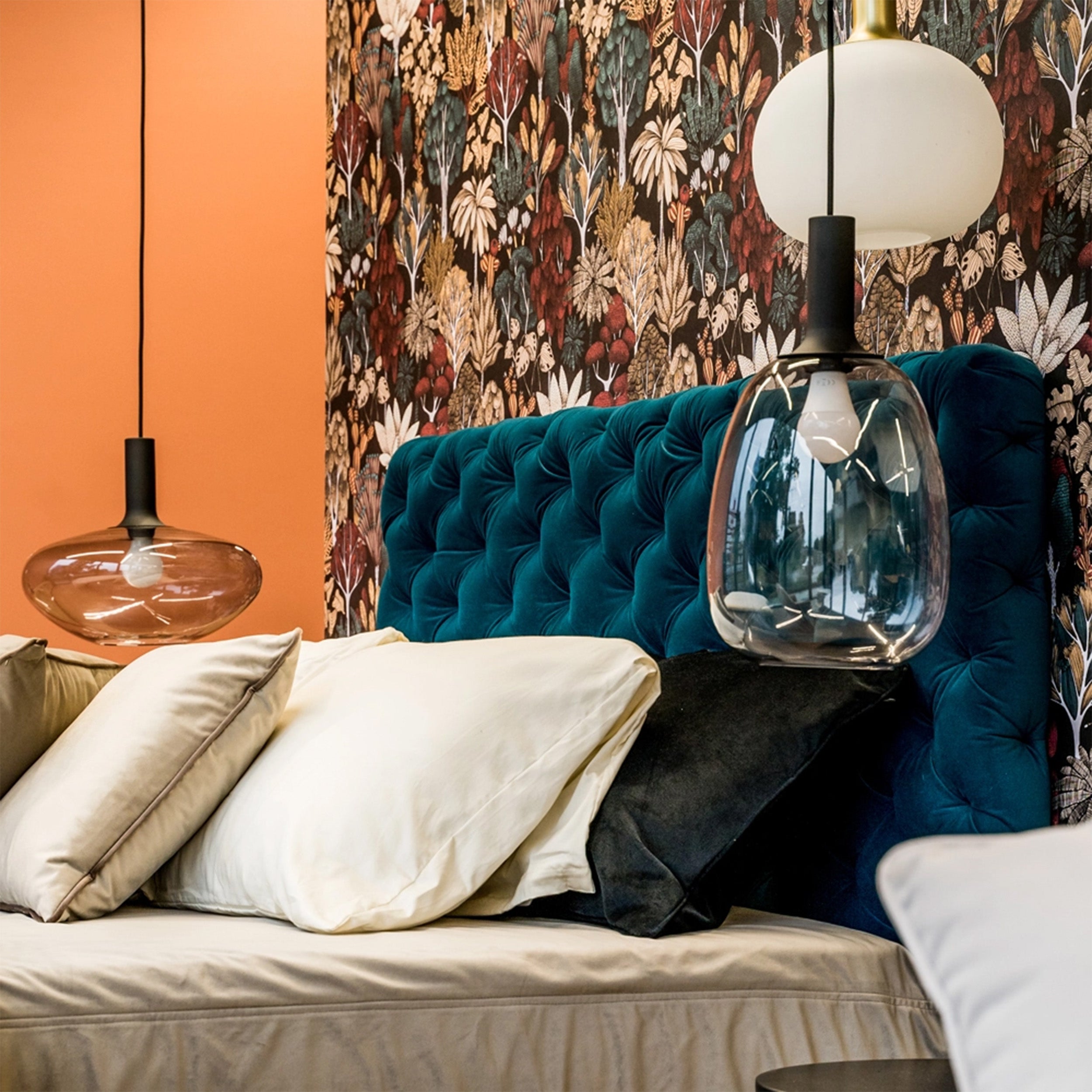 Łóżko kontynentalne Costmary 200x200 z dwoma pojemnikami, materacem i topperem turkusowe hydrofobowe
