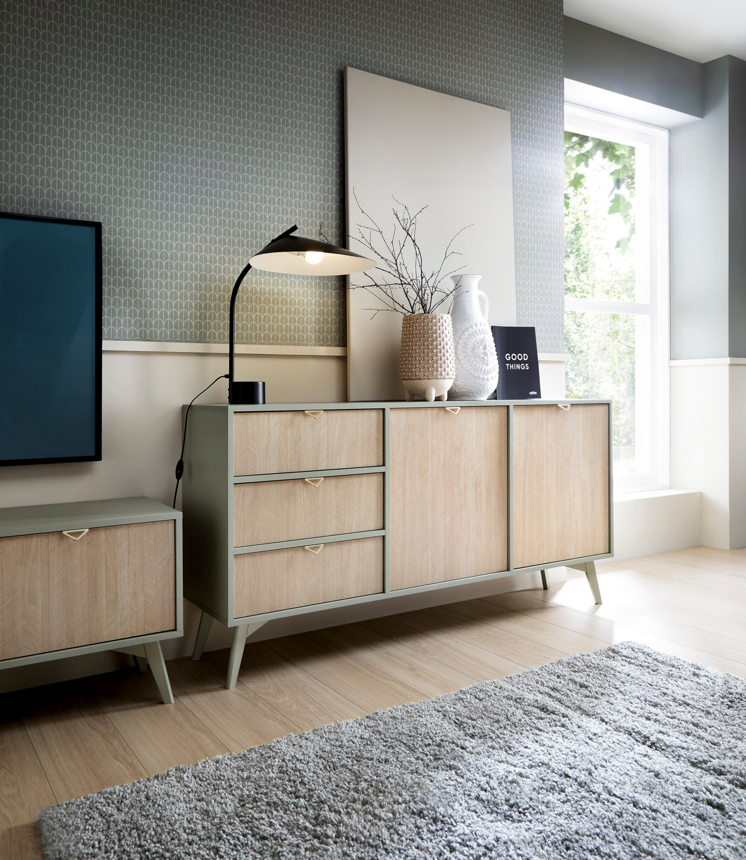 Komoda Favoria dwudrzwiowa z szufladami 158 cm eukaliptus/jodełka scandi ze złotymi uchwytami