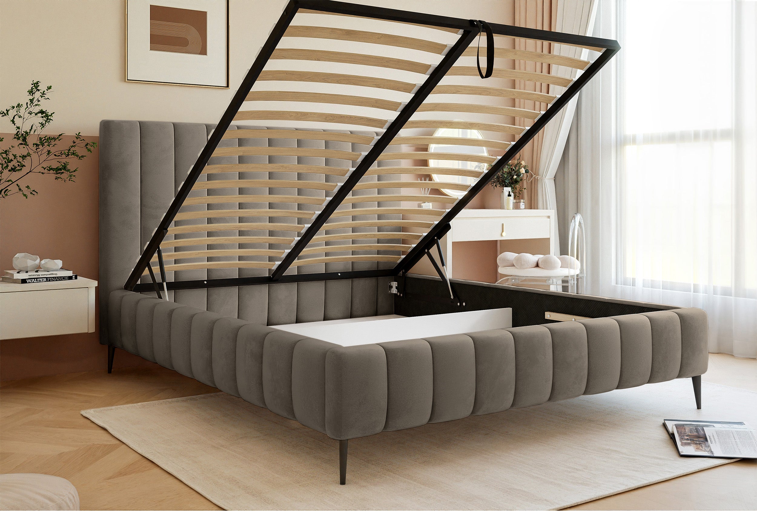 Łóżko tapicerowane 160x200 cm Fiarro z pojemnikiem na pościel szarobeżowe welur stelaż metalowy na wysokich nóżkach