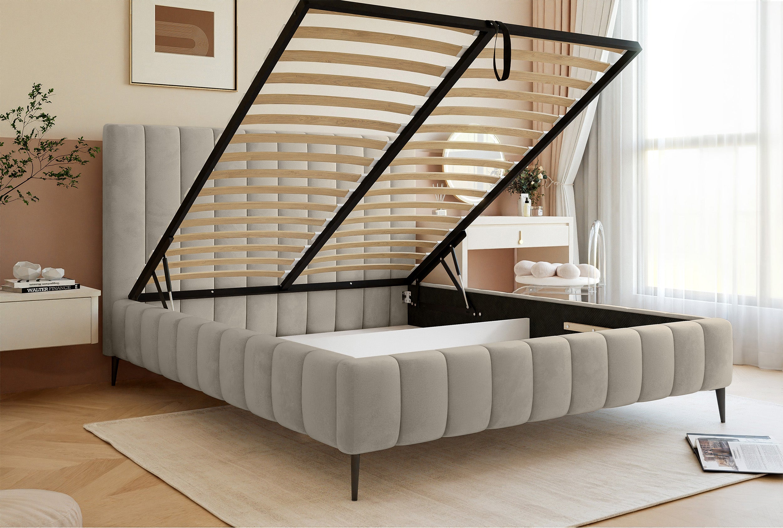 Łóżko tapicerowane 180x200 cm Fiarro z pojemnikiem na pościel jasnobeżowe welur stelaż metalowy na wysokich nóżkach