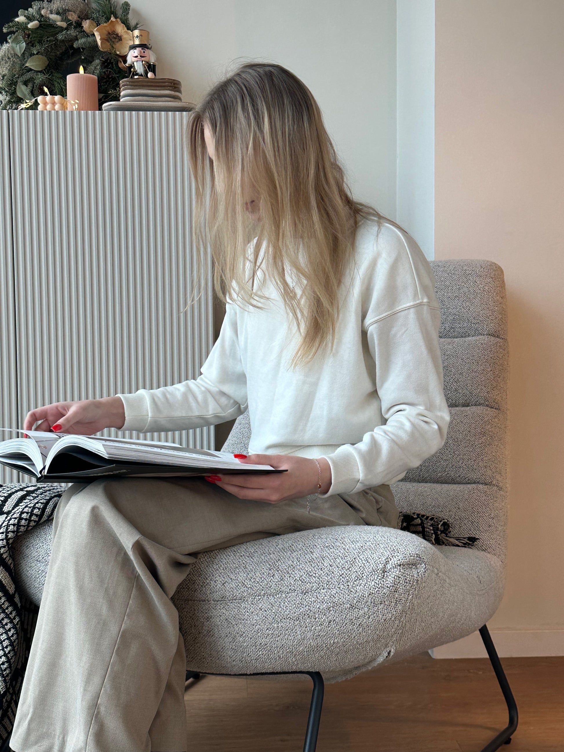 Forgents beżowy: fotel w minimalistycznym wnętrzu, stonowana kolorystyka.