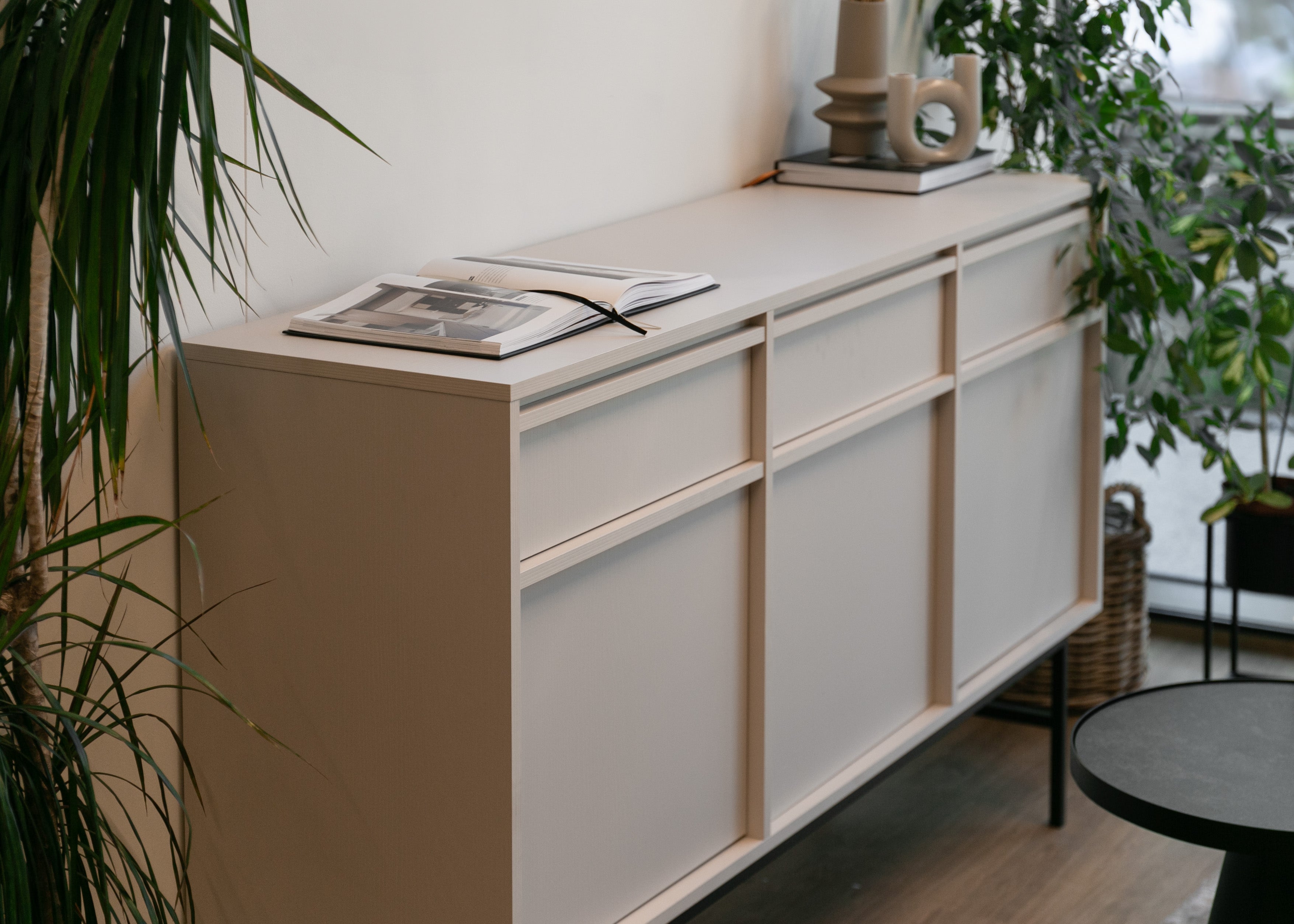 Komoda trzydrzwiowa Evo z szufladami i stelażem 154 cm Beż piaskowy