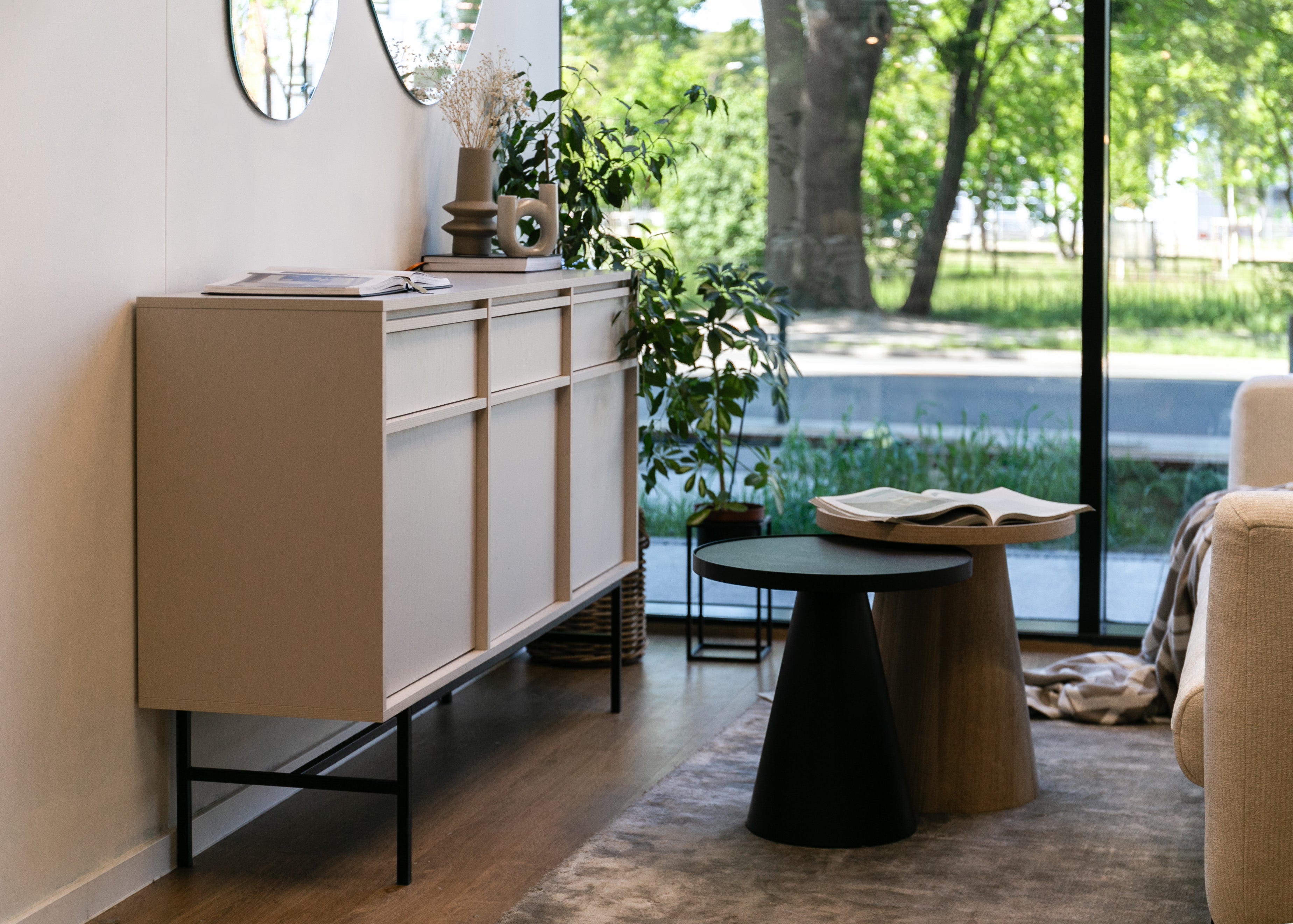 Komoda trzydrzwiowa Evo z szufladami i stelażem 154 cm Beż piaskowy