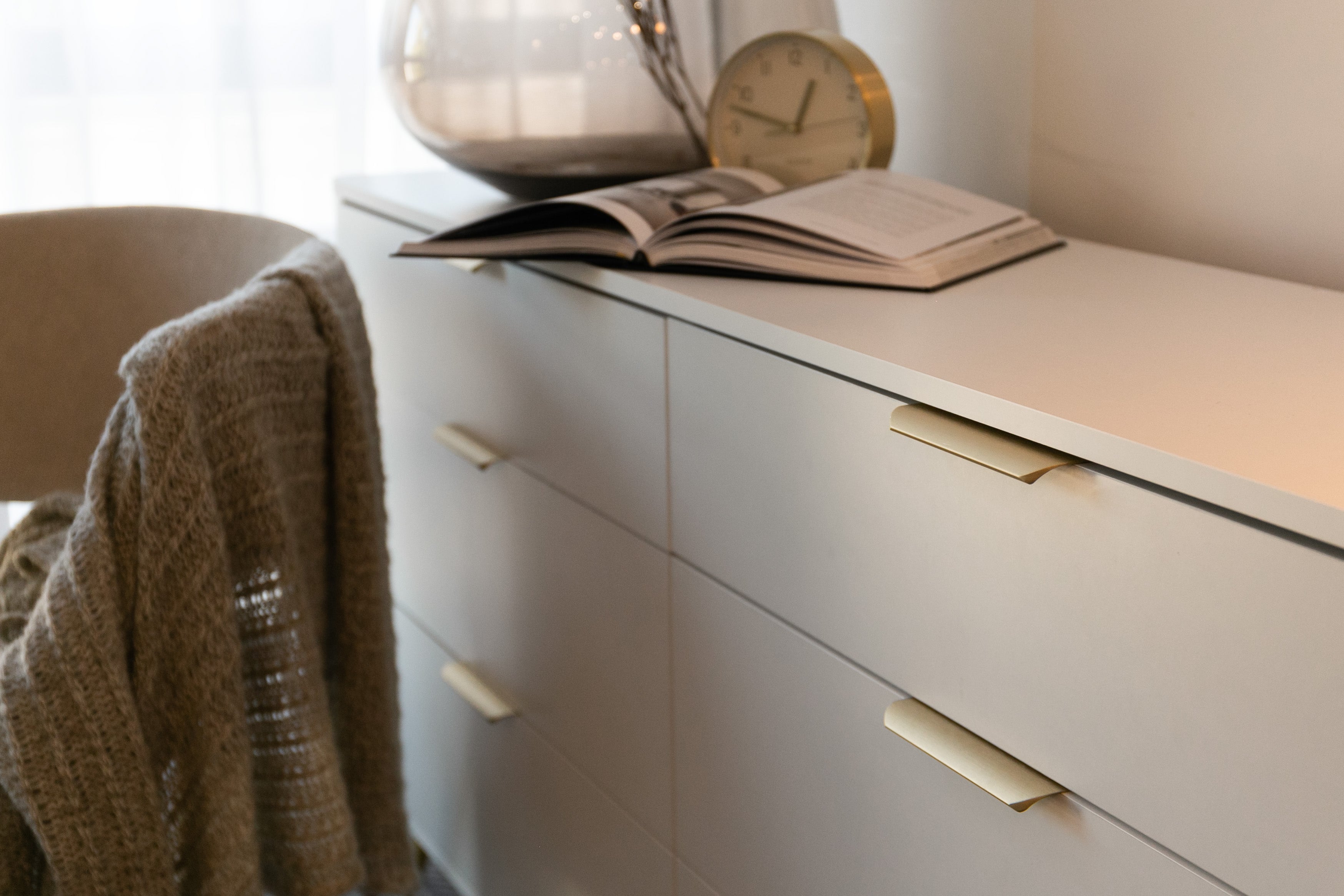 Komoda Oval z sześcioma szufladami 173 cm Biała