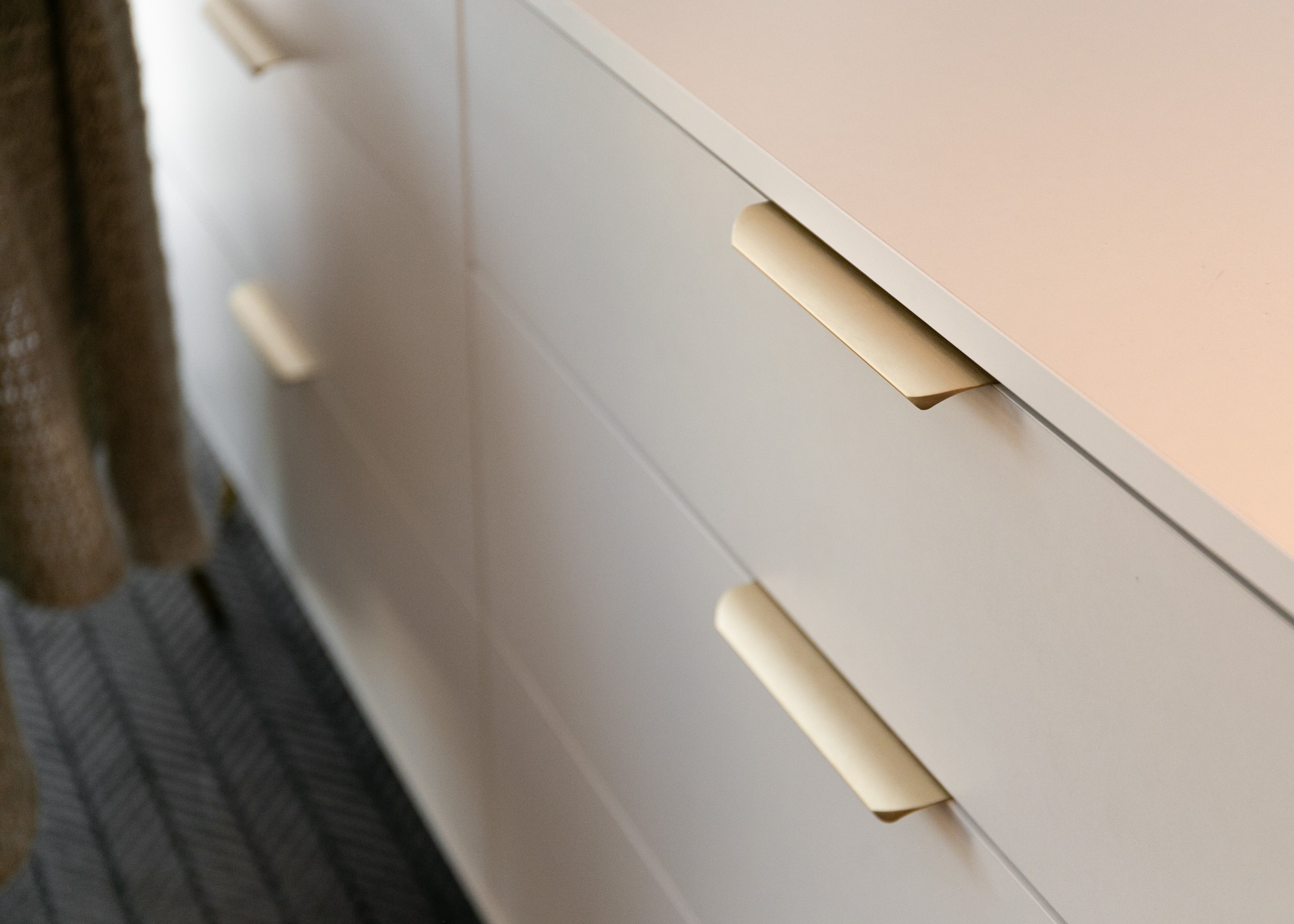 Komoda Oval z sześcioma szufladami 173 cm Biała