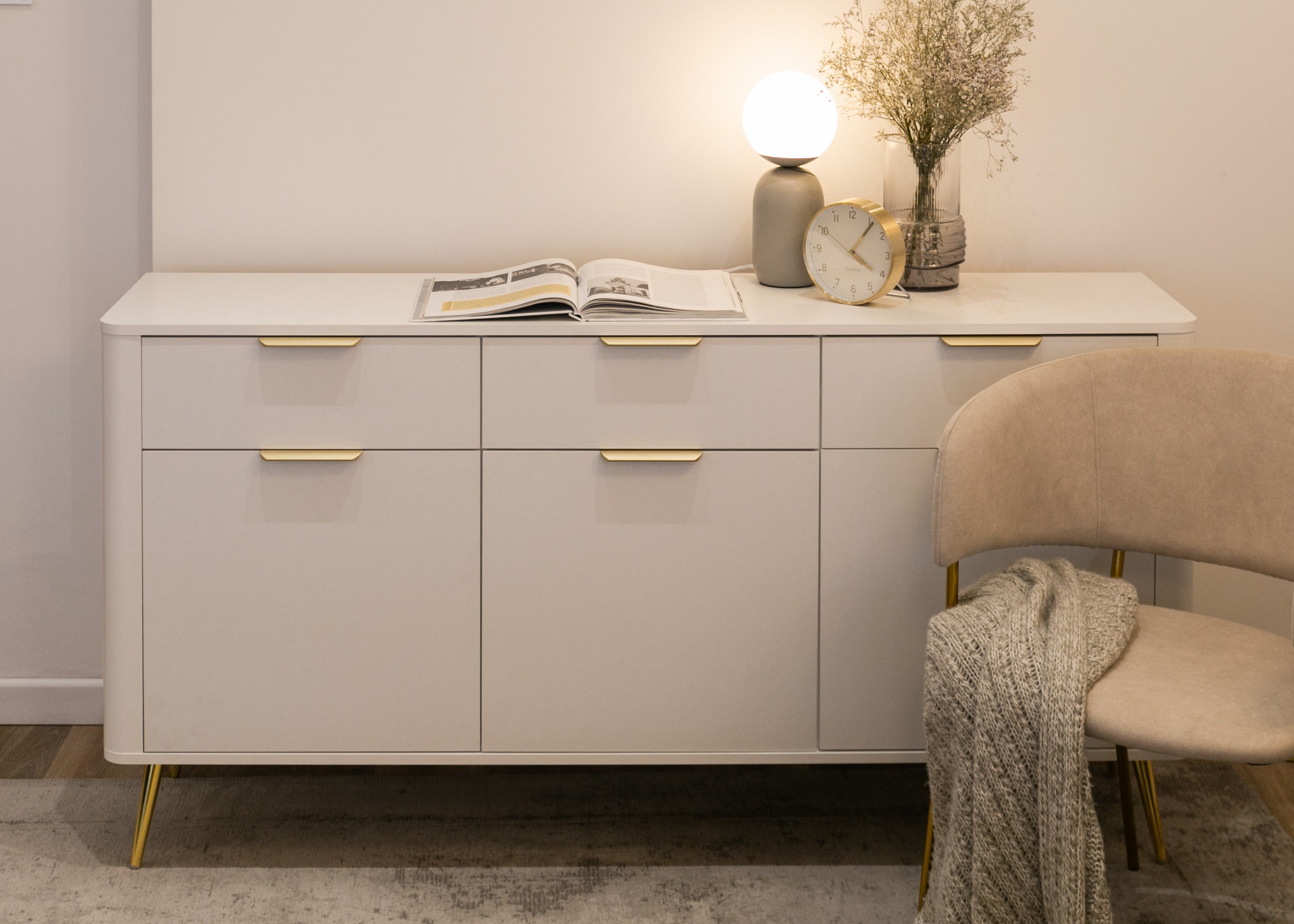 Komoda trzydrzwiowa Oval z szufladami 163,5 cm Biała