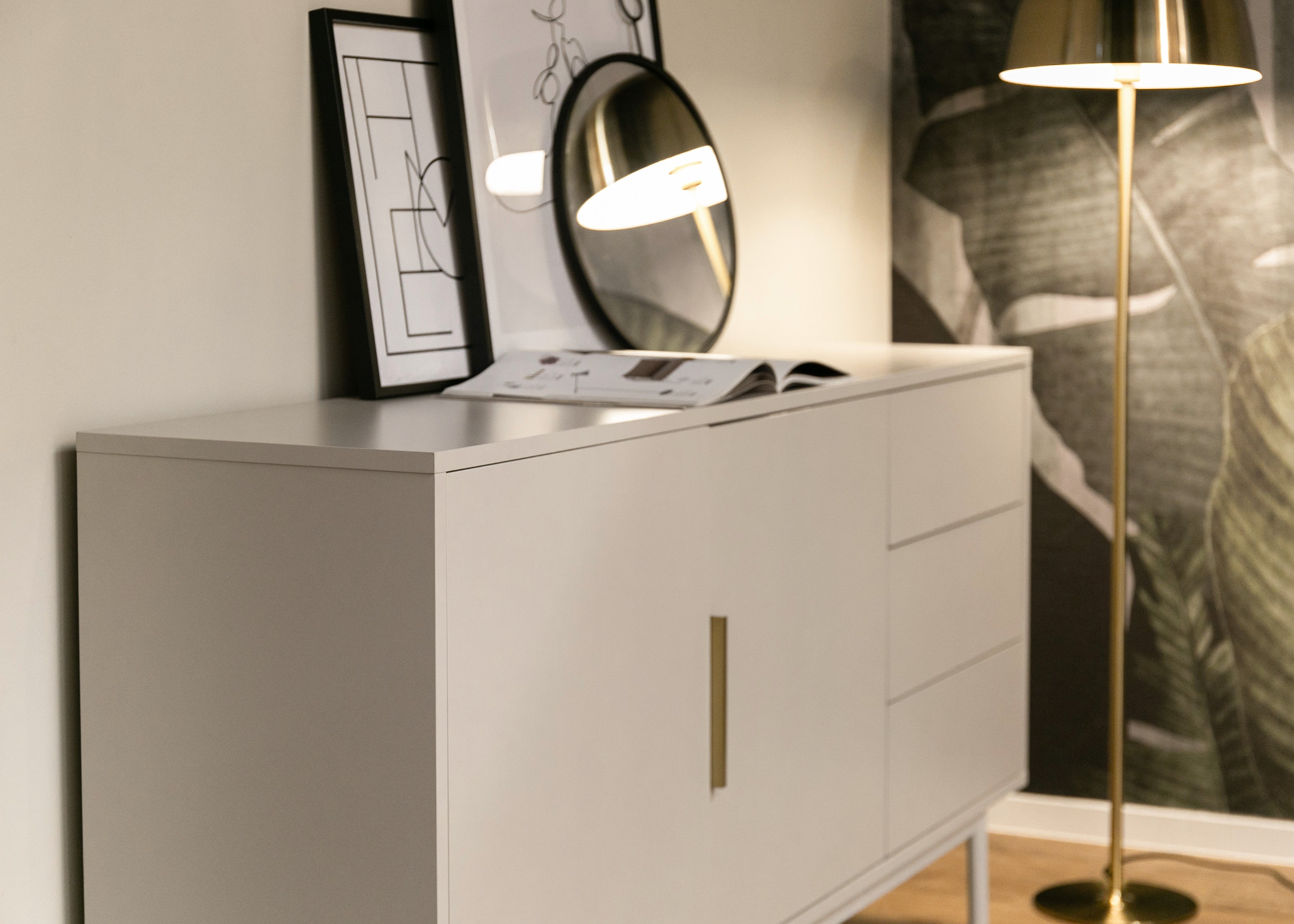Komoda dwudrzwiowa Viviaro z trzema szufladami 154 cm kaszmir