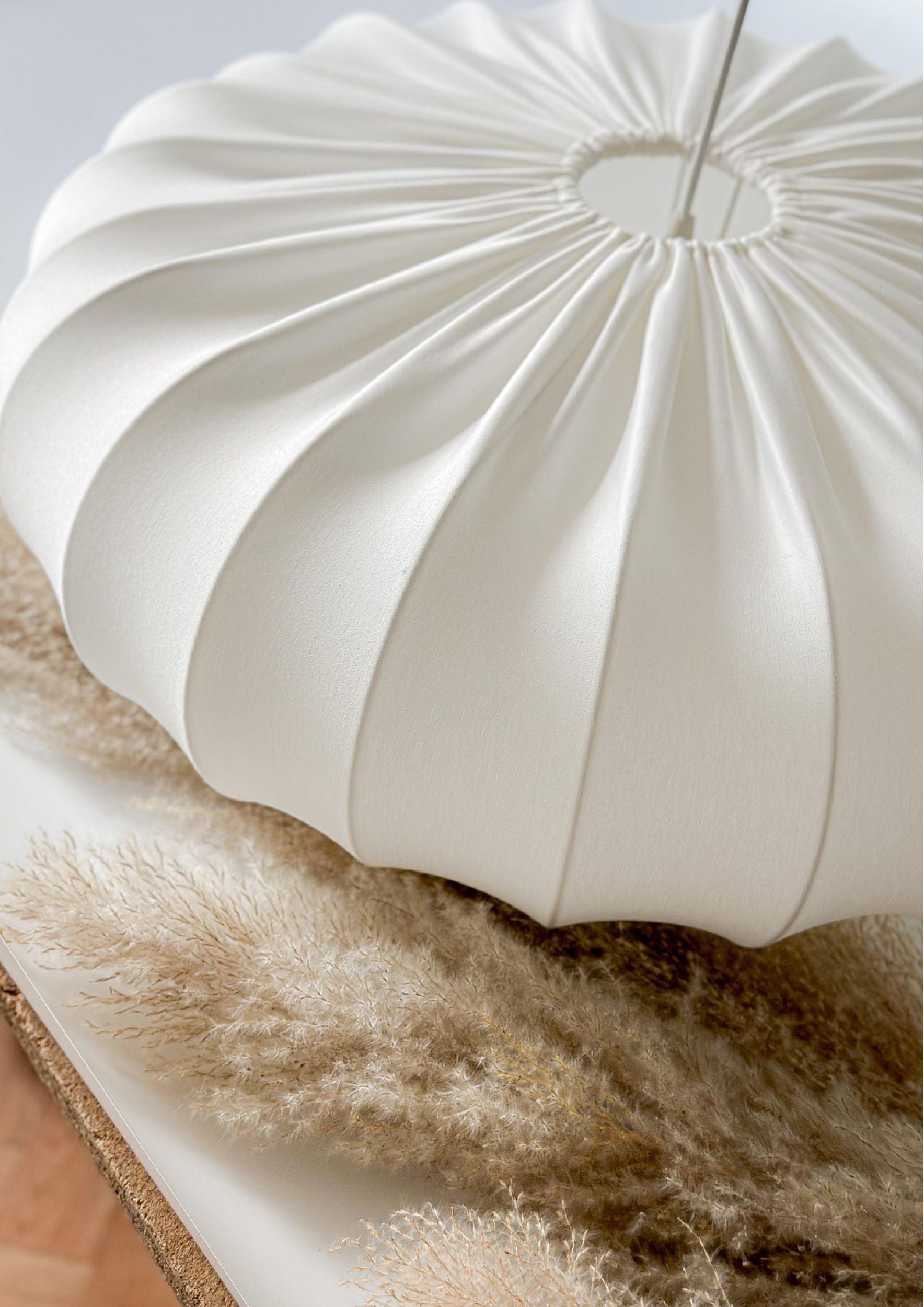 Lampa wisząca Cafee średnica 66 cm latte z białą podstawą