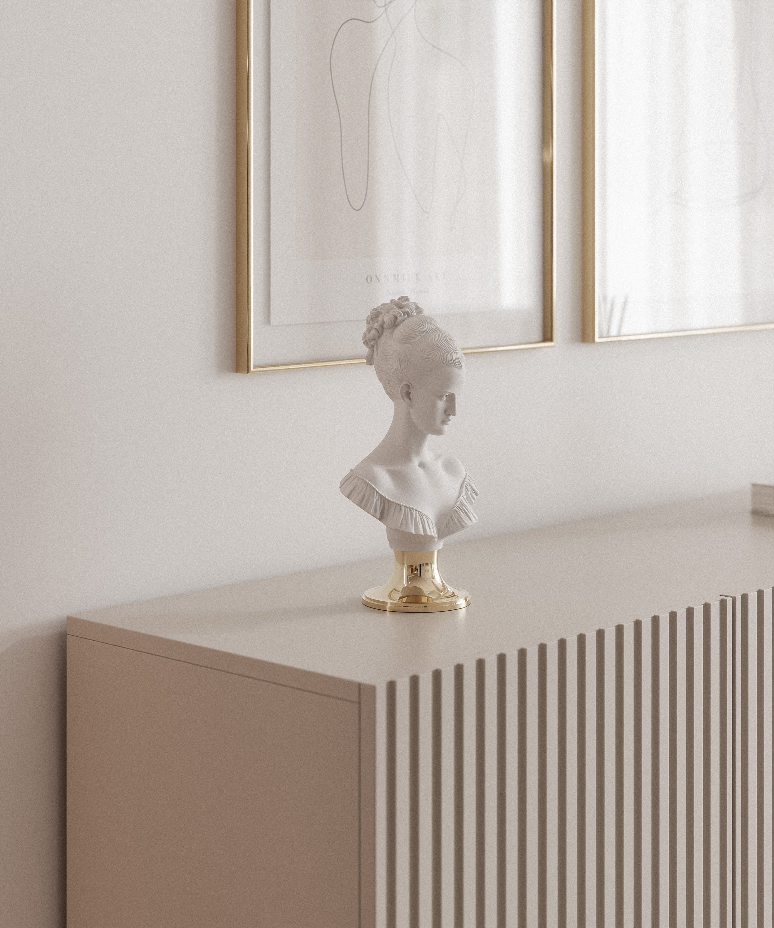 Komoda trzydrzwiowa Linearis z oświetleniem LED 138 cm kaszmir na złotych nóżkach