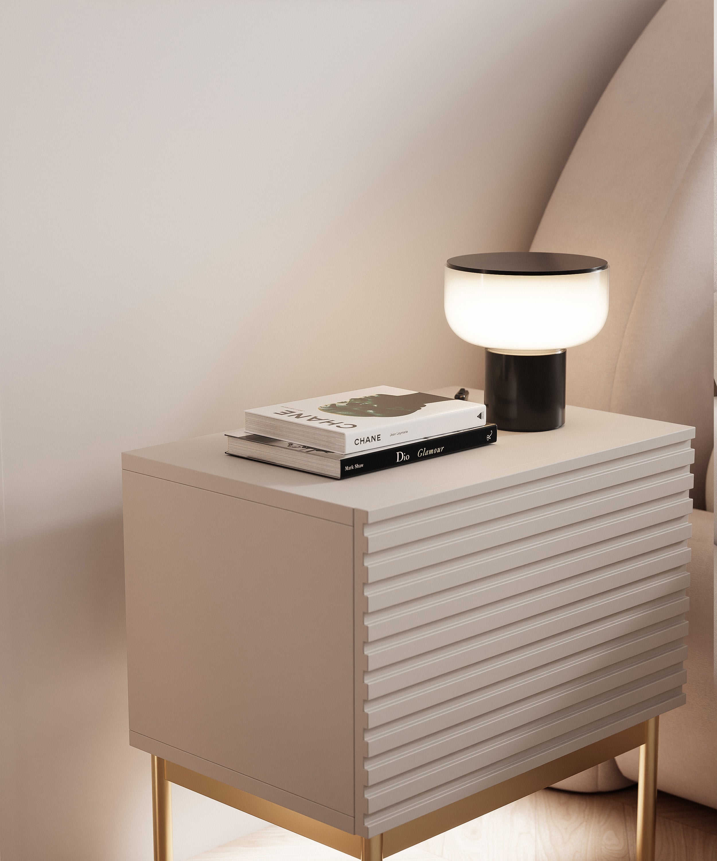 Szafka nocna Linearis z uchylnym schowkiem i oświetleniem LED 46 cm kaszmir na złotych nóżkach