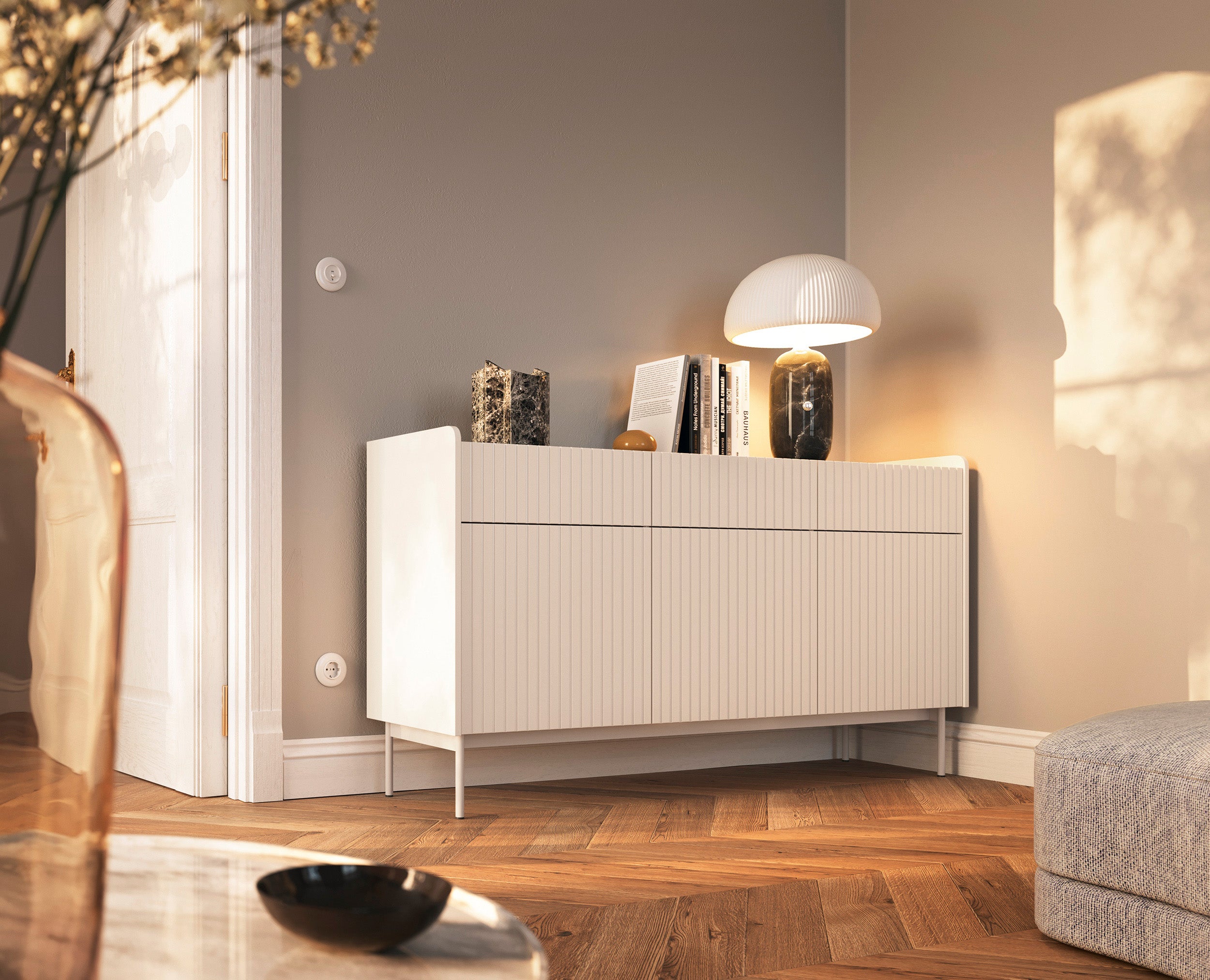 Komoda Liwelo trzydrzwiowa z trzema szufladami 153 cm szarobeżowa