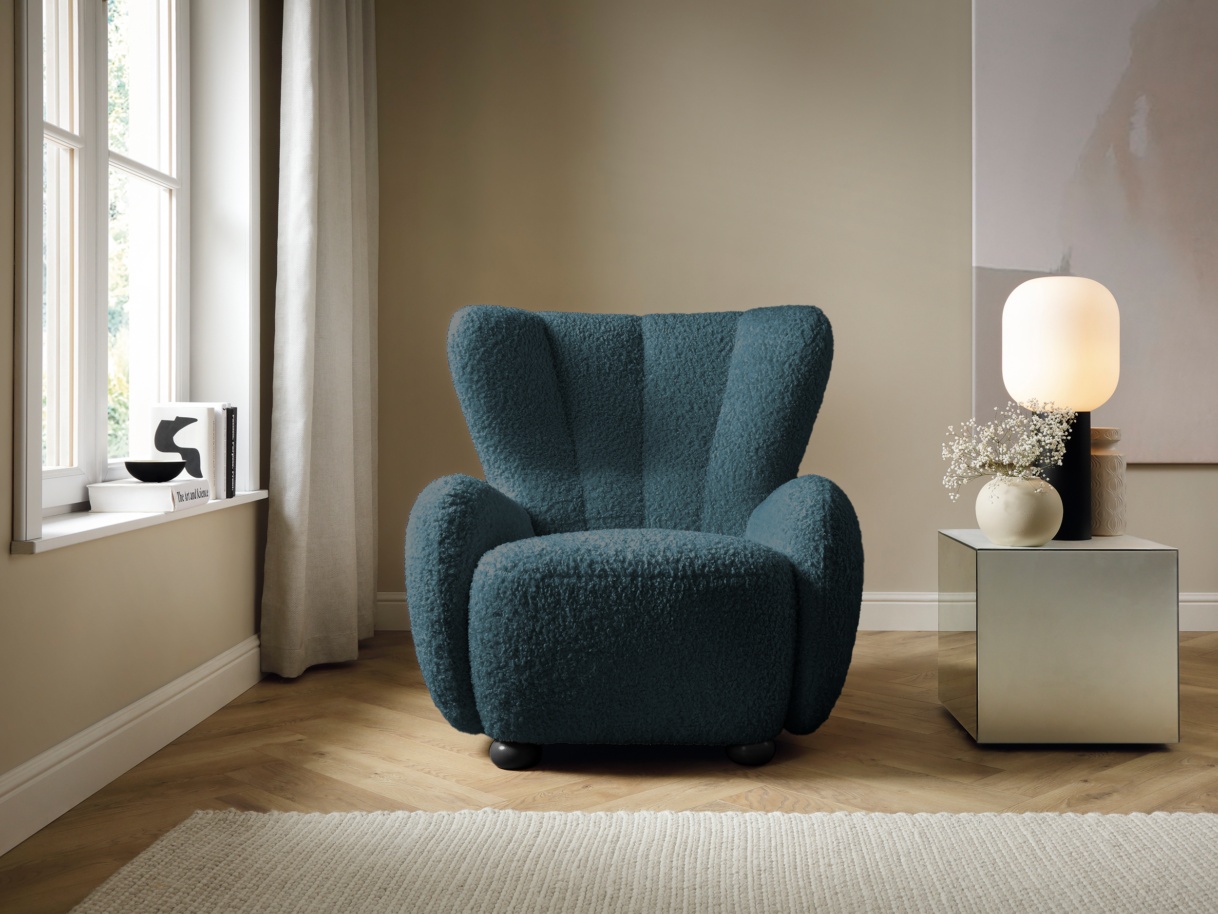 Turkusowy fotel Milele z tkaniny boucle - idealny do relaksu w salonie.