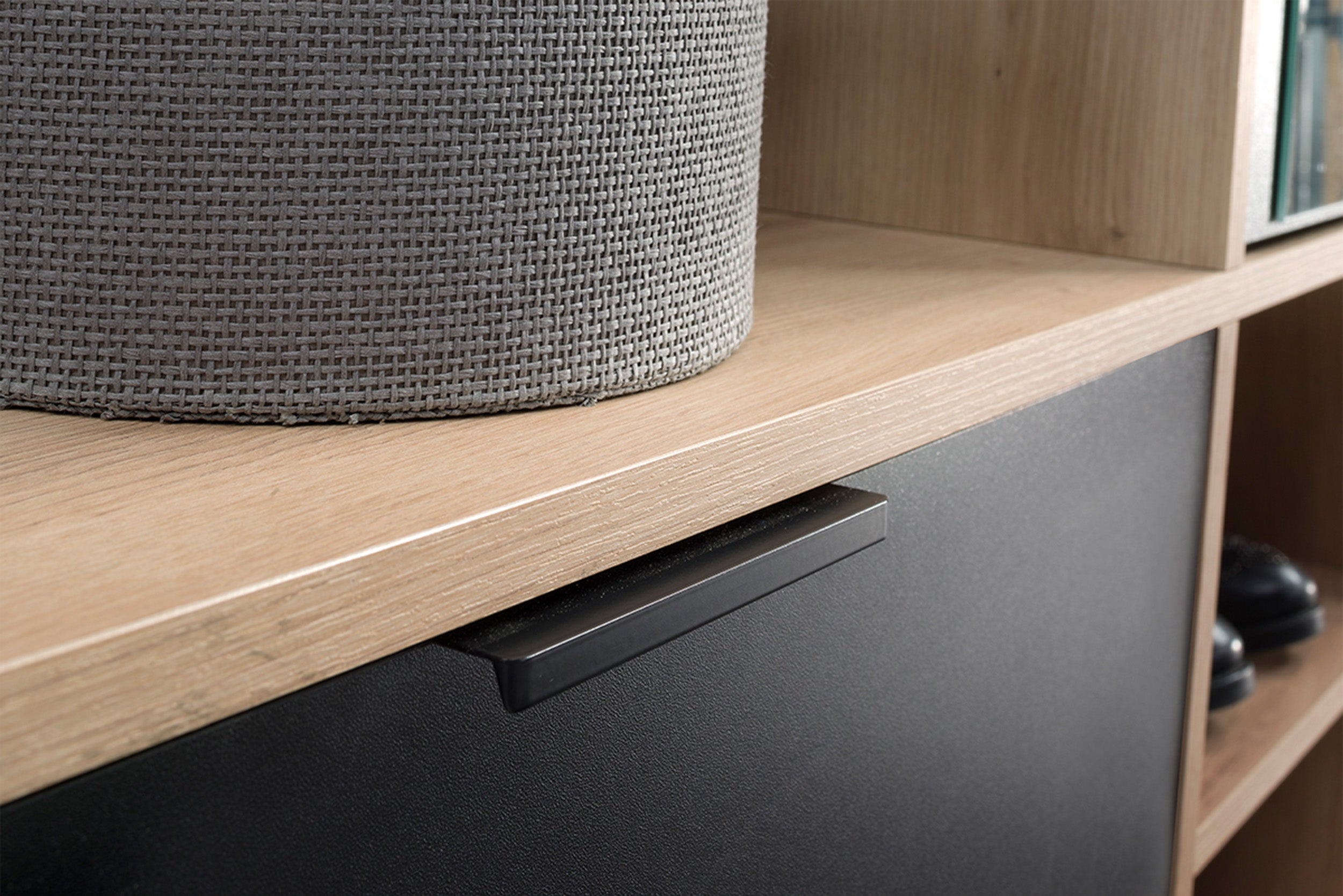 Garderoba jednodrzwiowa Moletto z lustrem i półkami 100 cm dąb artisan/czarna