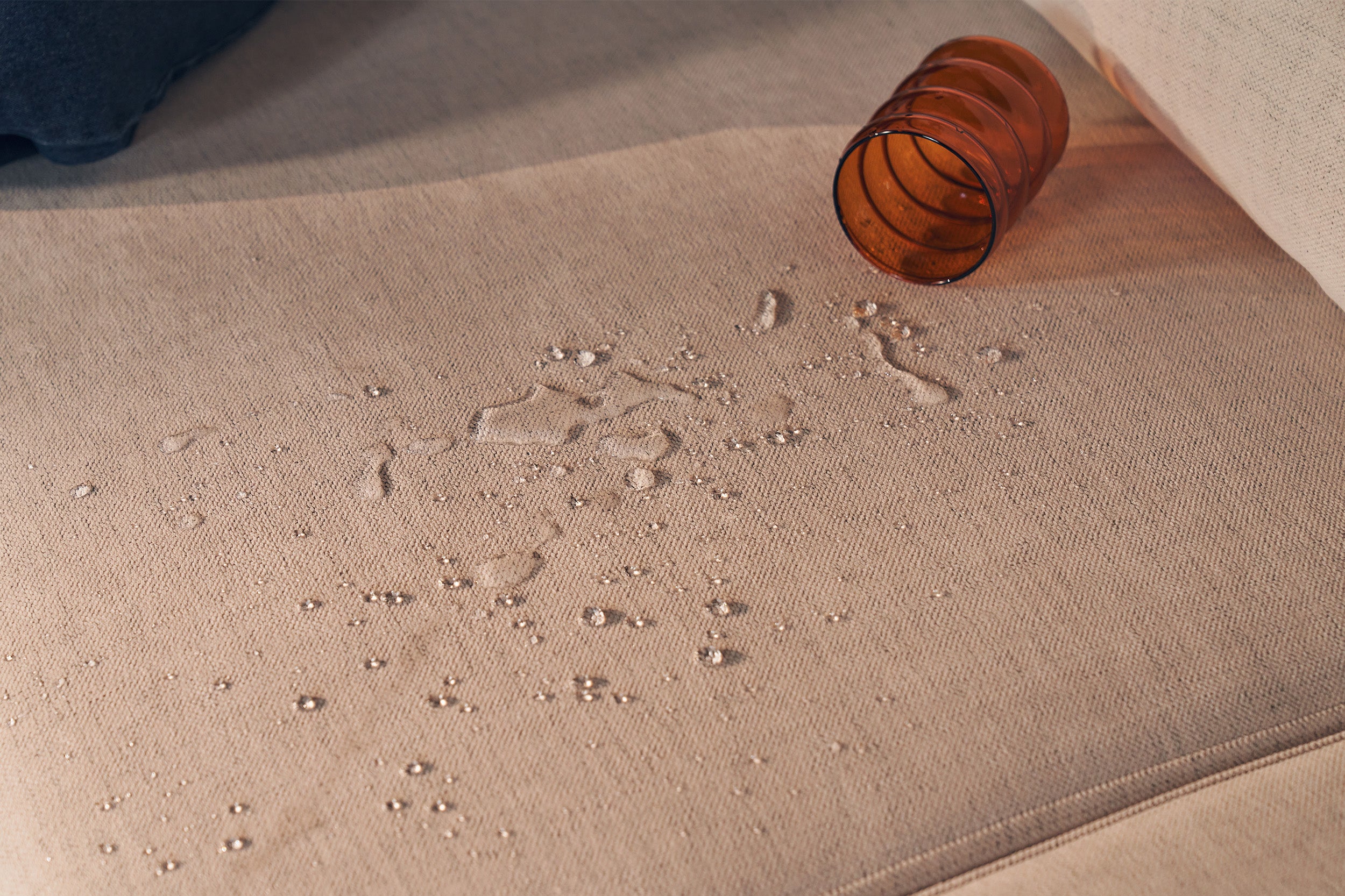 Narożnik z funkcją spania Carnos L-kształtny z dodatkowymi poduszkami lędźwiowymi kremowy szenil hydrofobowy lewostronny