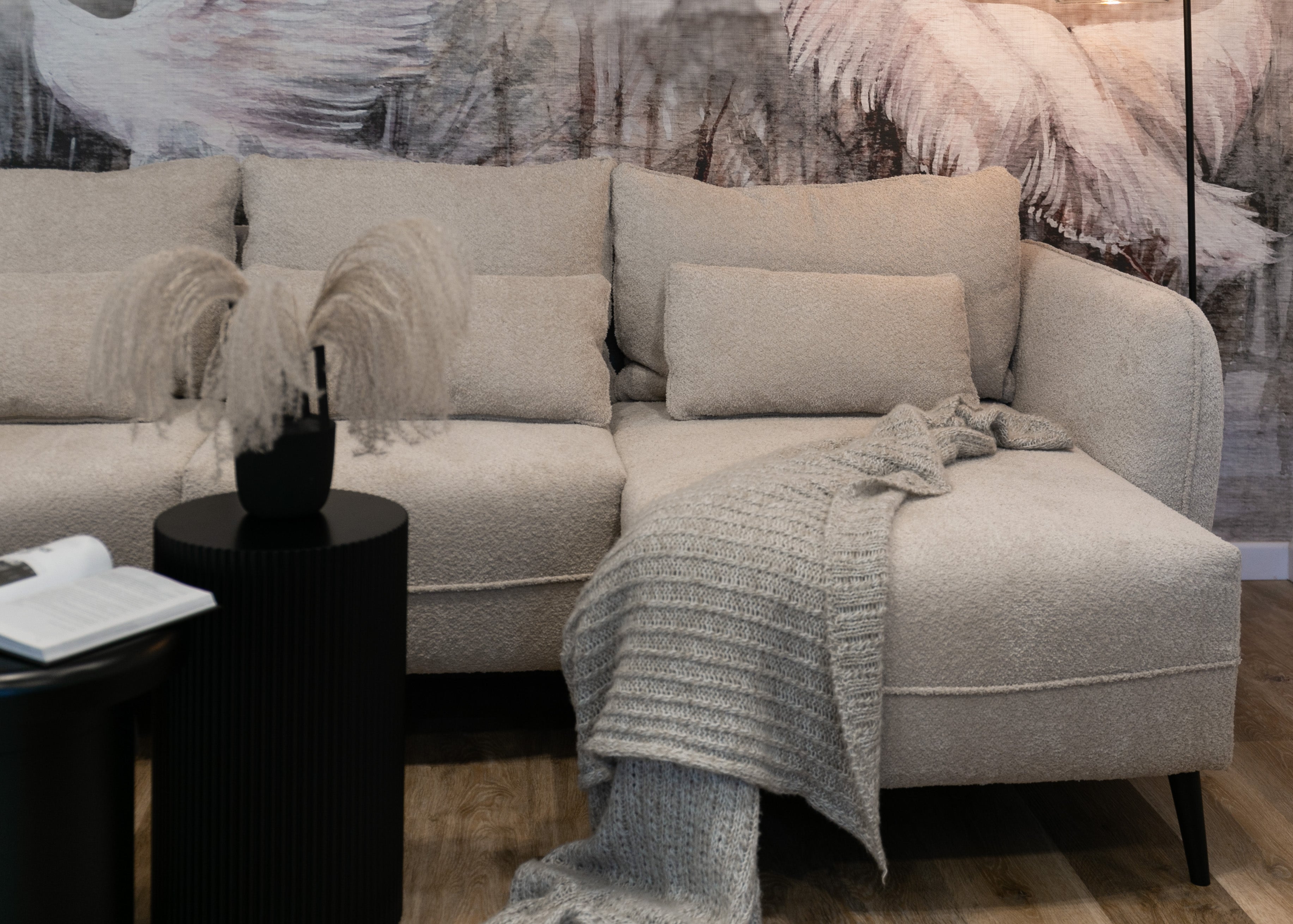 Narożnik z funkcją spania Eliano L-kształtny z pojemnikiem jasnobeżowy boucle prawostronny