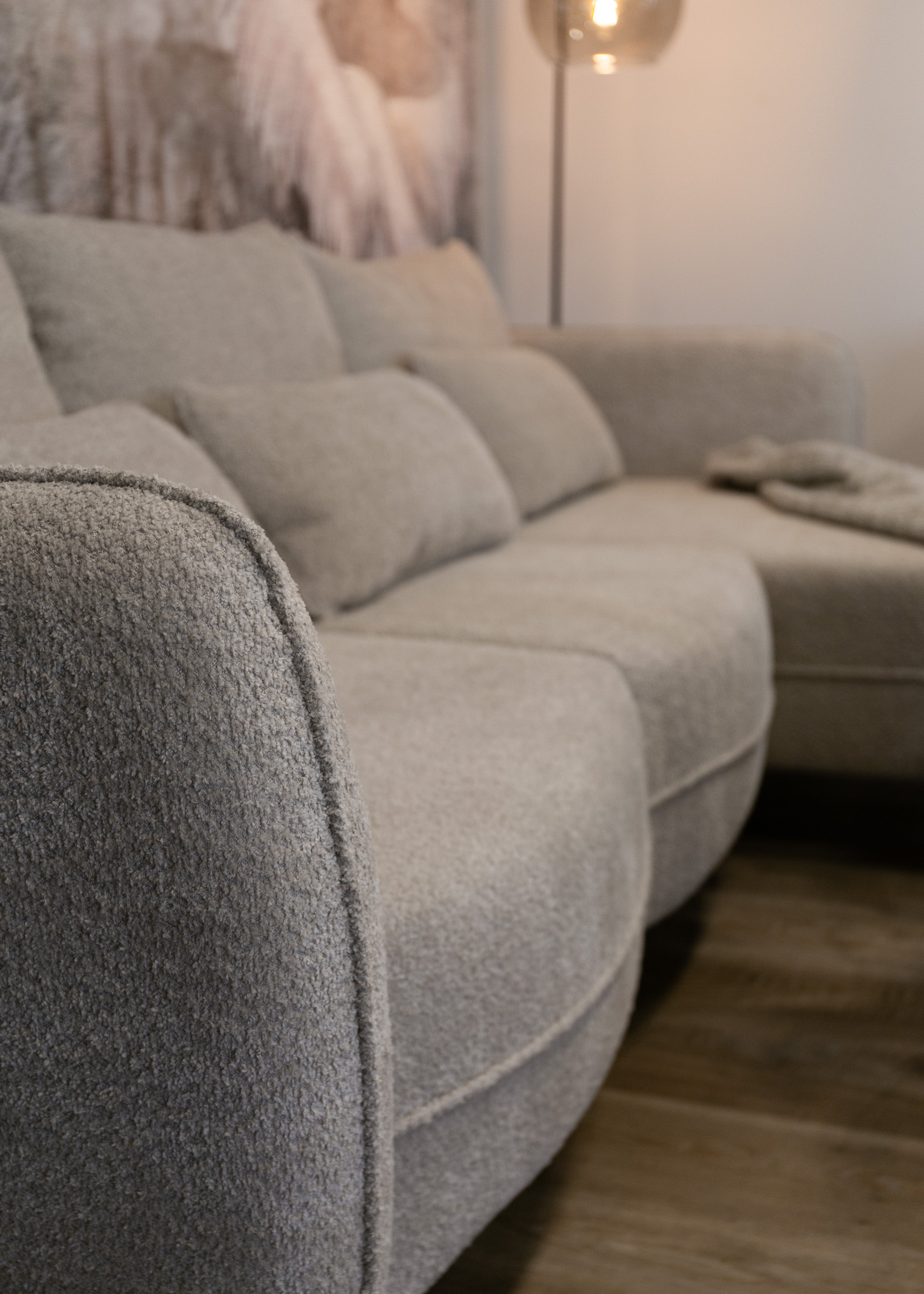 Narożnik z funkcją spania Eliano L-kształtny z pojemnikiem jasnobeżowy boucle prawostronny